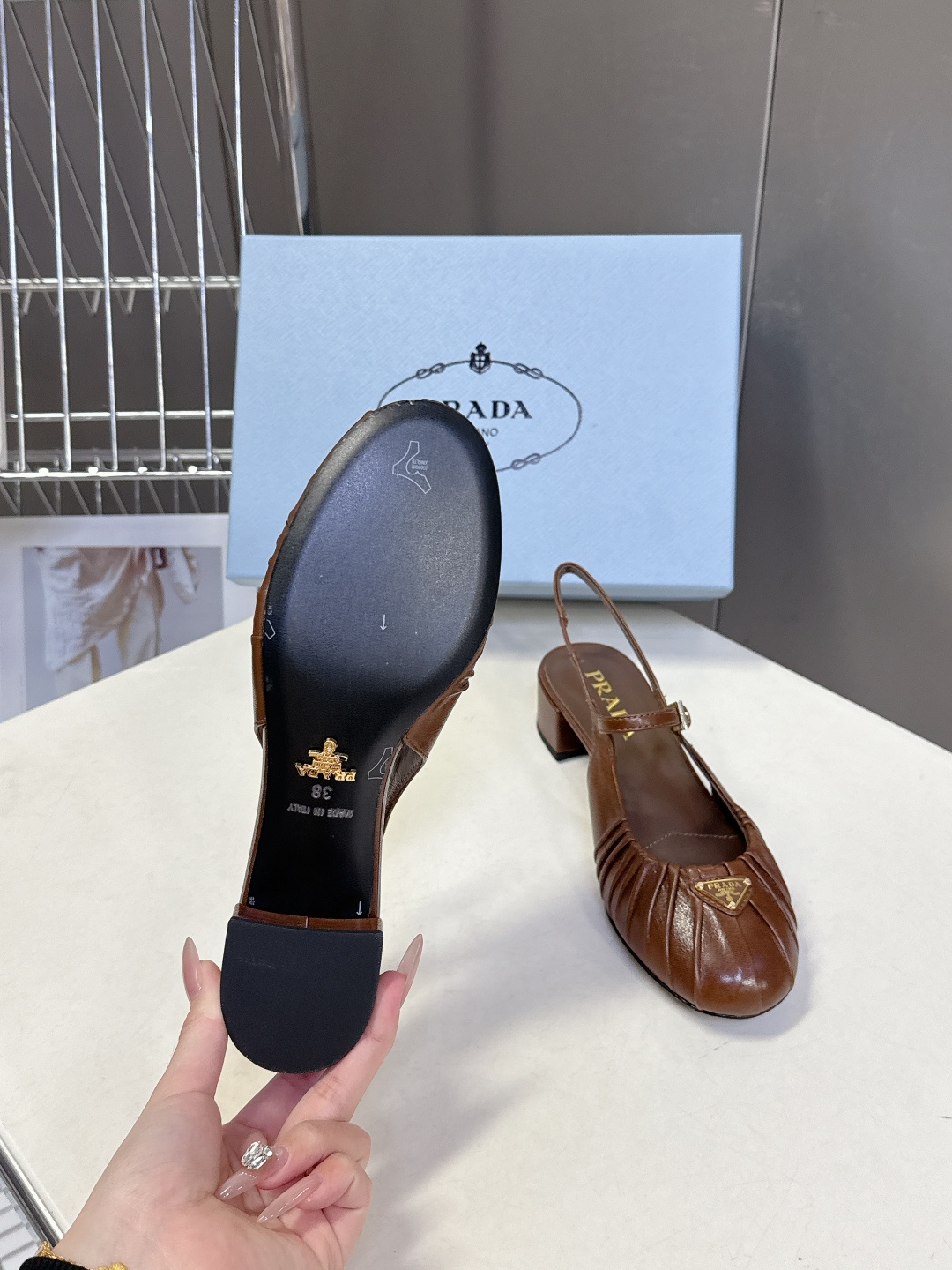 PRADA普拉达最新款三角标时装玛丽珍鞋 后空鞋 超多明星网红种草 顶级品质，版型超正，复古时尚经典单品