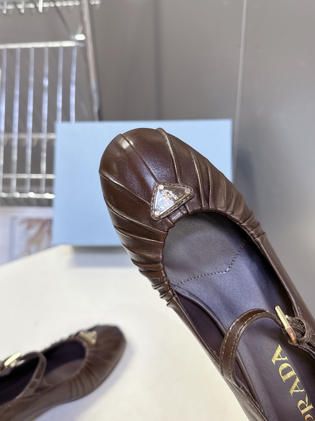 PRADA普拉达最新款三角标时装玛丽珍鞋 乐福鞋 超多明星网红种草 顶级品质，版型超正，复古时尚经典单品