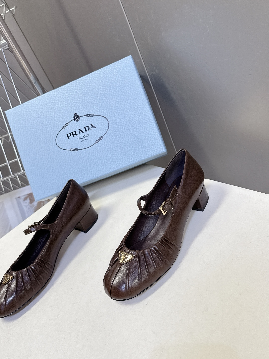 PRADA普拉达最新款三角标时装玛丽珍鞋 乐福鞋 超多明星网红种草 顶级品质，版型超正，复古时尚经典单品