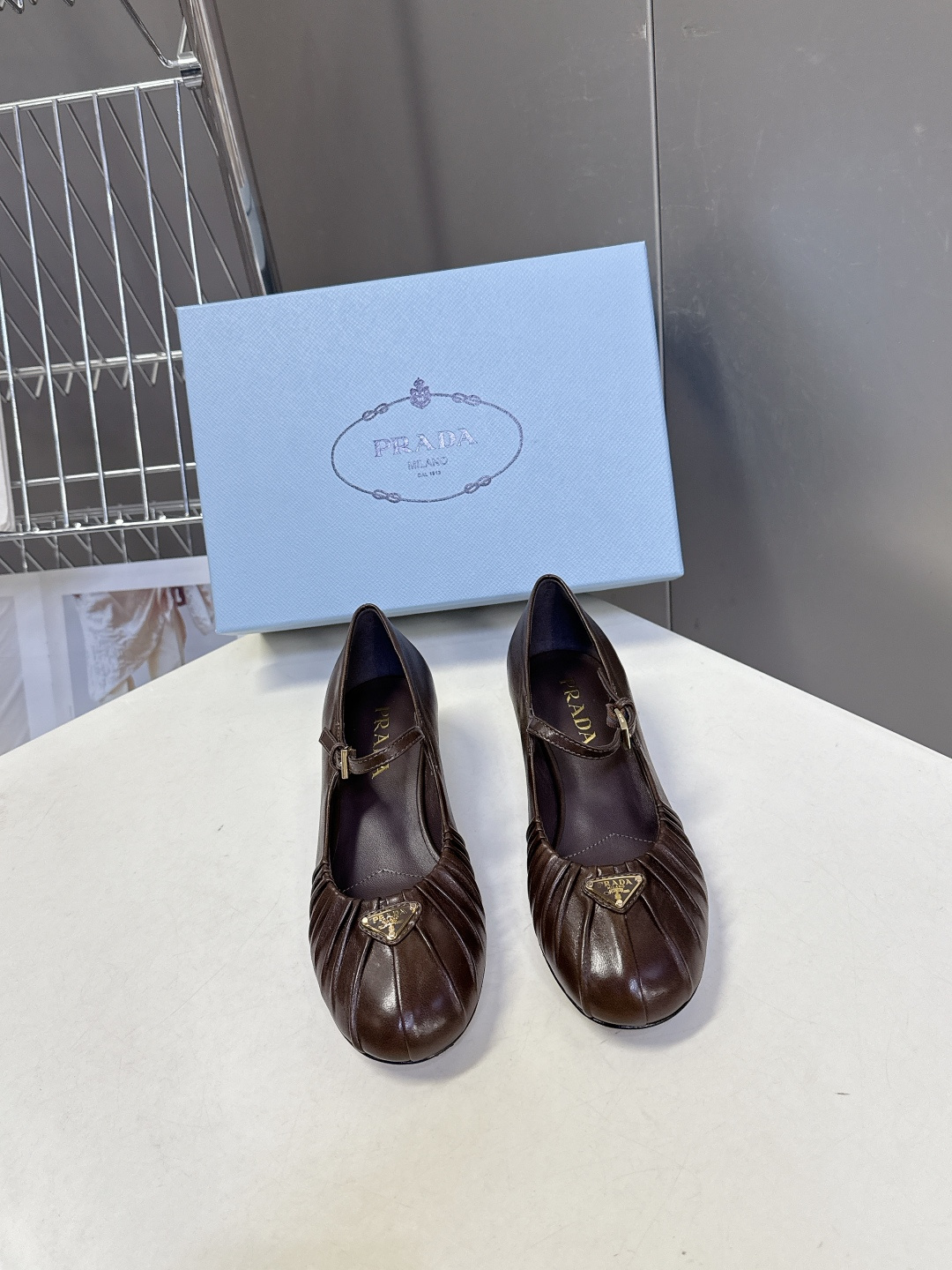 PRADA普拉达最新款三角标时装玛丽珍鞋 乐福鞋 超多明星网红种草 顶级品质，版型超正，复古时尚经典单品