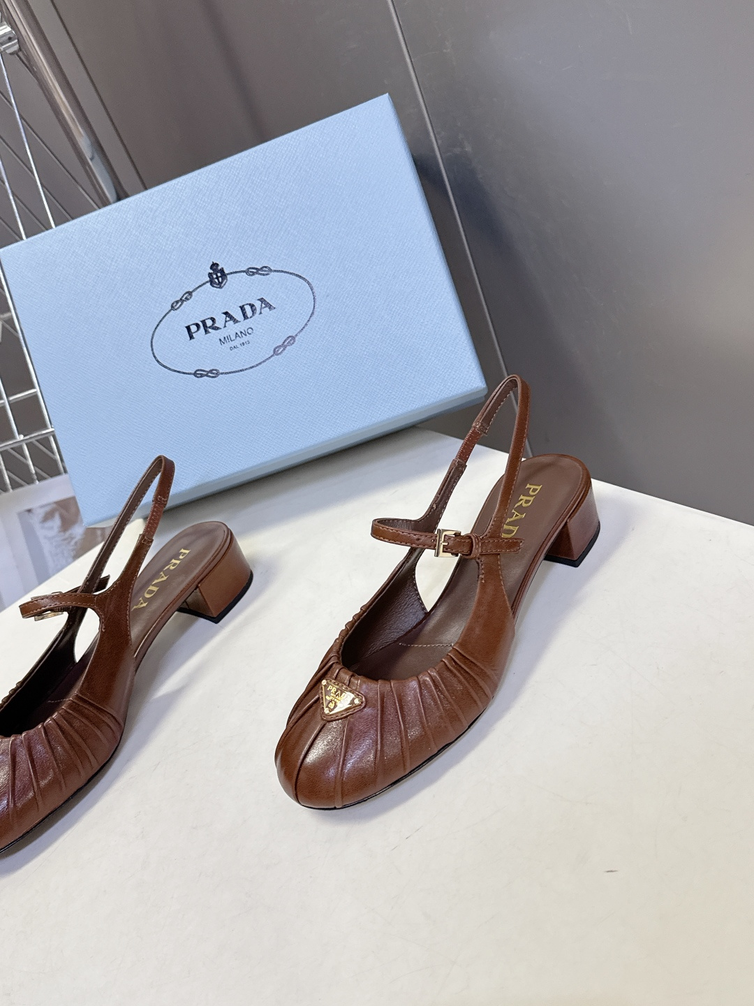 PRADA普拉达最新款三角标时装玛丽珍鞋 后空鞋 超多明星网红种草 顶级品质，版型超正，复古时尚经典单品