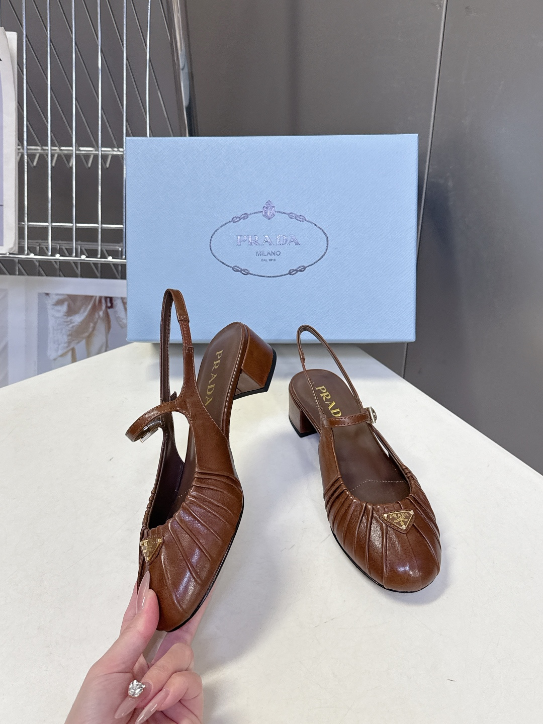 PRADA普拉达最新款三角标时装玛丽珍鞋 后空鞋 超多明星网红种草 顶级品质，版型超正，复古时尚经典单品