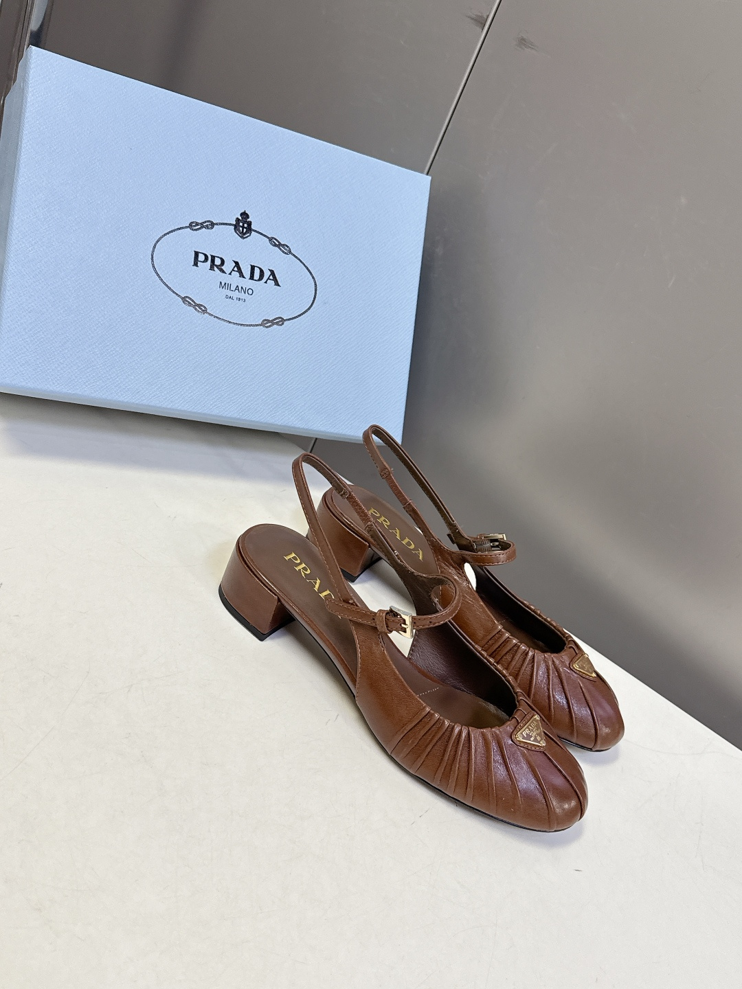 PRADA普拉达最新款三角标时装玛丽珍鞋 后空鞋 超多明星网红种草 顶级品质，版型超正，复古时尚经典单品