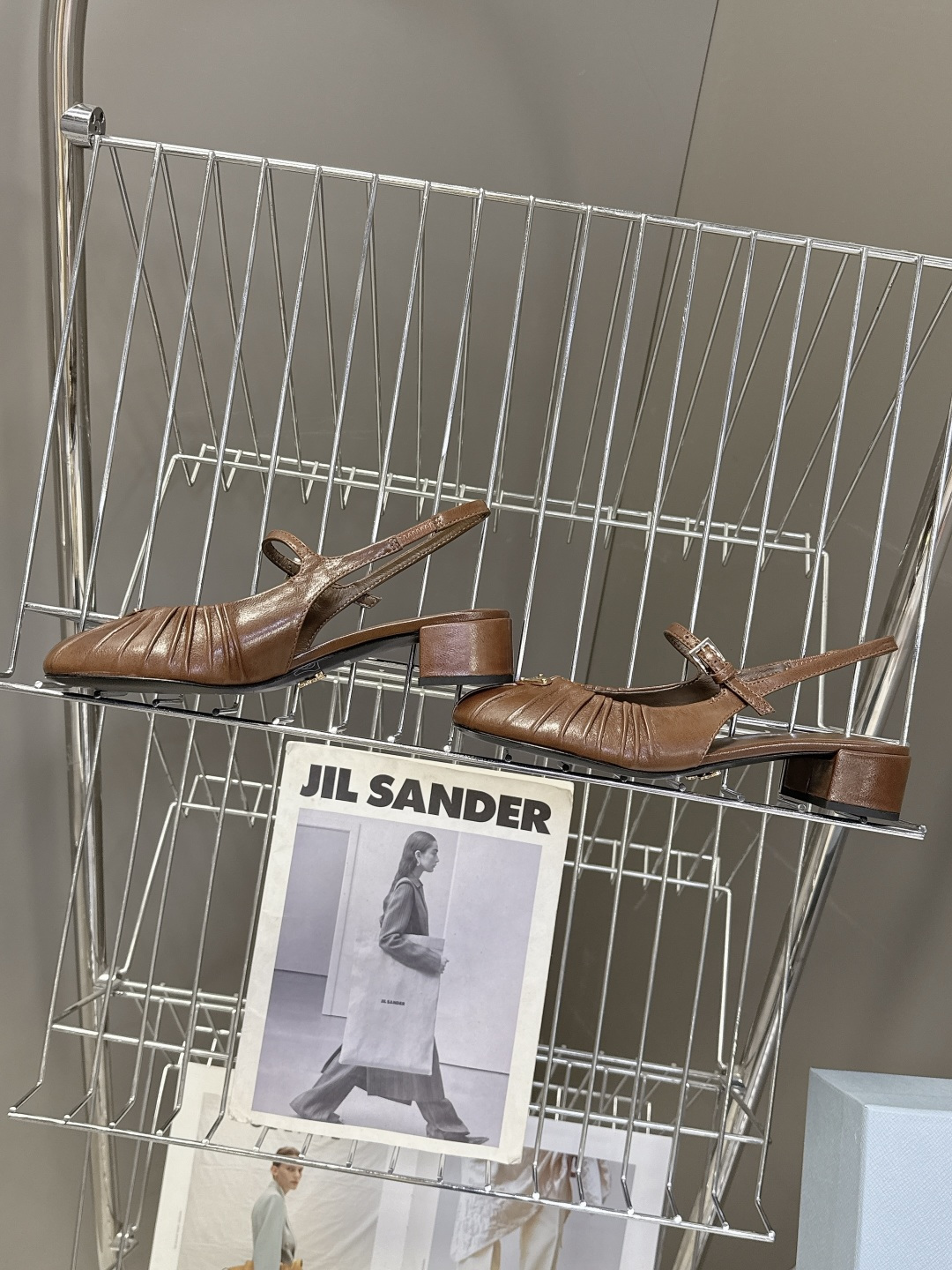 PRADA普拉达最新款三角标时装玛丽珍鞋 后空鞋 超多明星网红种草 顶级品质，版型超正，复古时尚经典单品