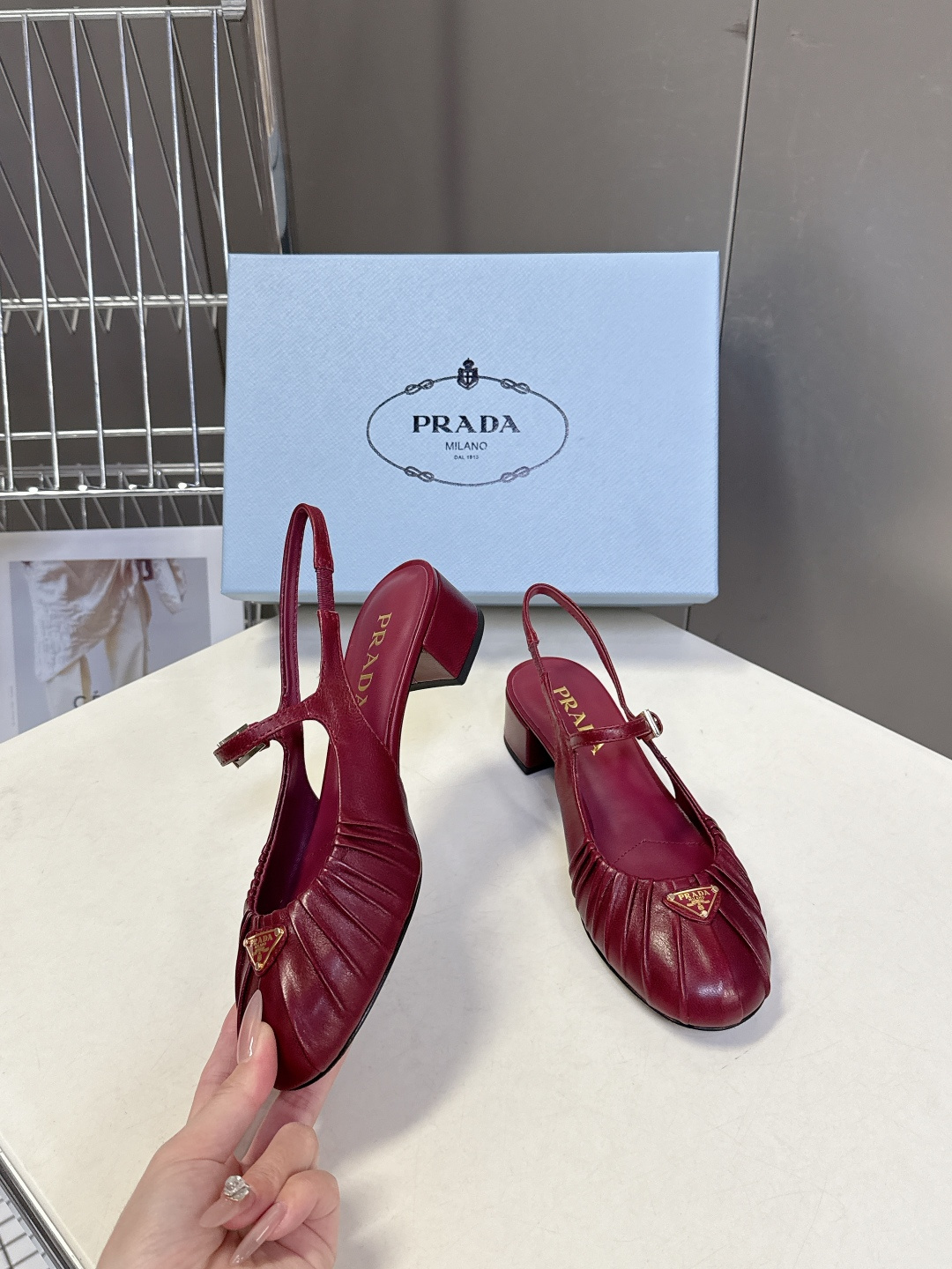 PRADA普拉达最新款三角标时装玛丽珍鞋 后空鞋 超多明星网红种草 顶级品质，版型超正，复古时尚经典单品