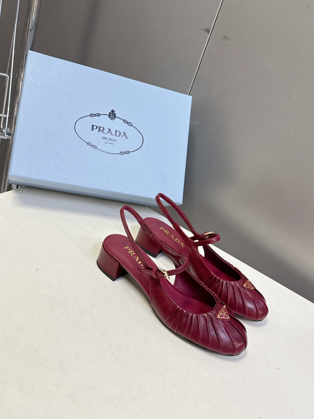 PRADA普拉达最新款三角标时装玛丽珍鞋 后空鞋 超多明星网红种草 顶级品质，版型超正，复古时尚经典单品