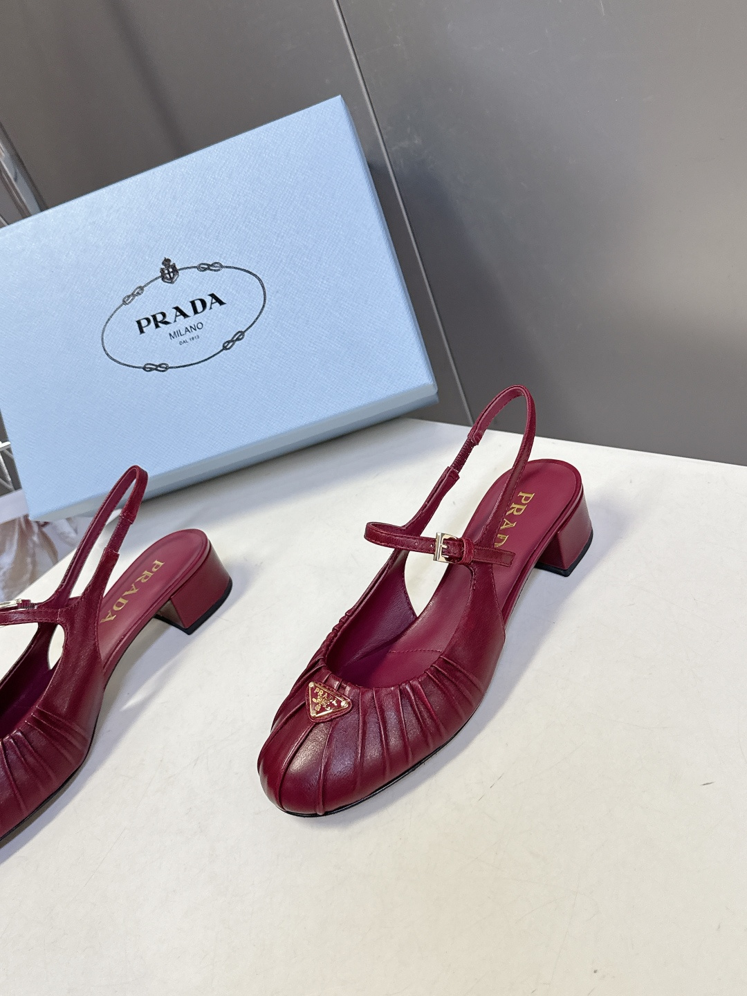 PRADA普拉达最新款三角标时装玛丽珍鞋 后空鞋 超多明星网红种草 顶级品质，版型超正，复古时尚经典单品