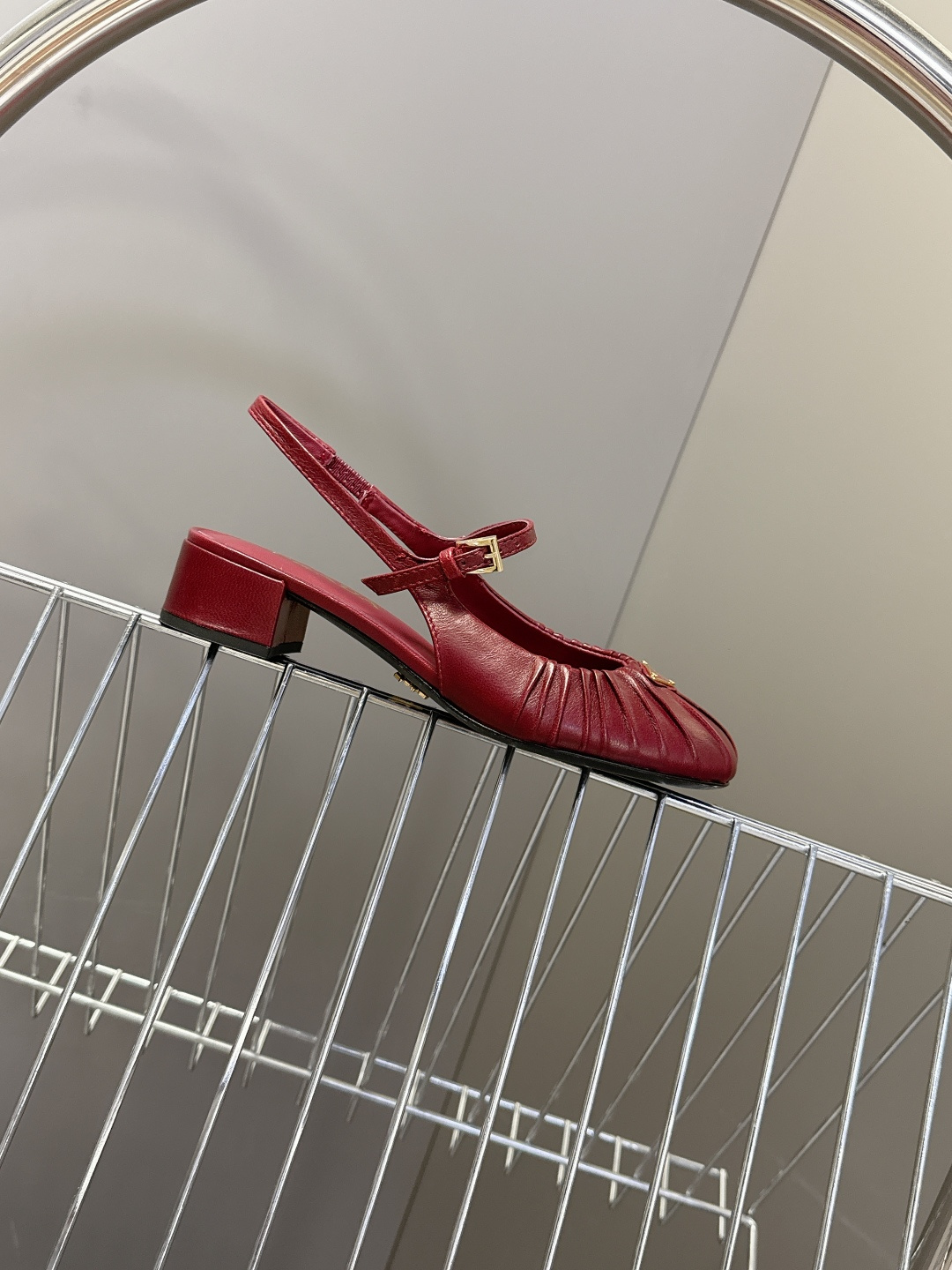 PRADA普拉达最新款三角标时装玛丽珍鞋 后空鞋 超多明星网红种草 顶级品质，版型超正，复古时尚经典单品