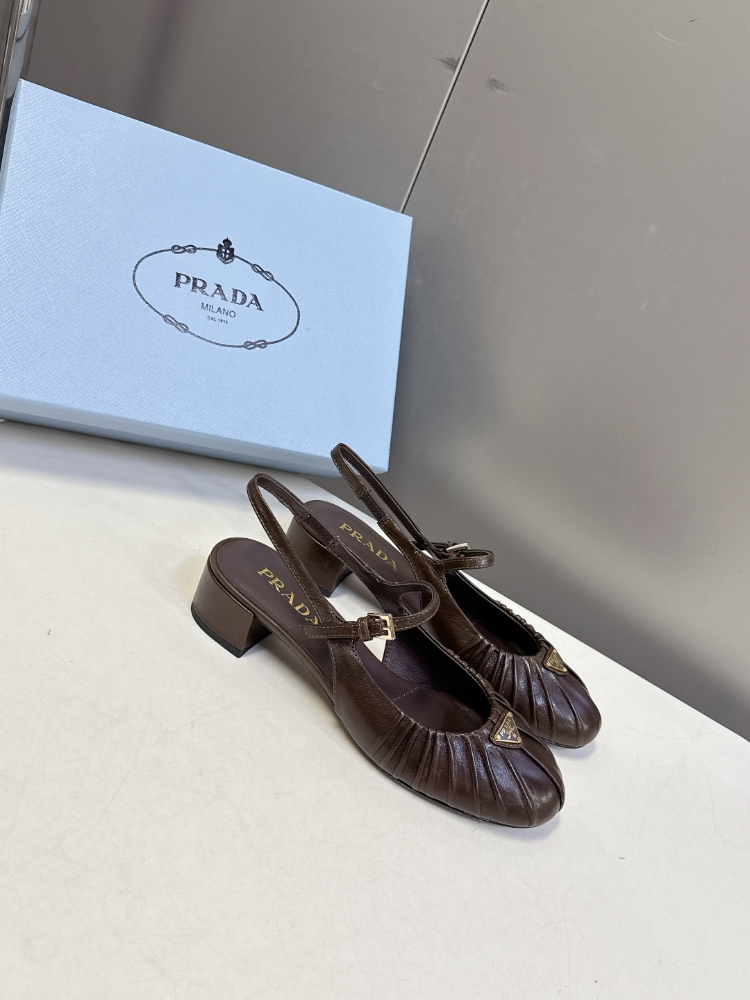 PRADA普拉达最新款三角标时装玛丽珍鞋 后空鞋 超多明星网红种草 顶级品质，版型超正，复古时尚经典单品