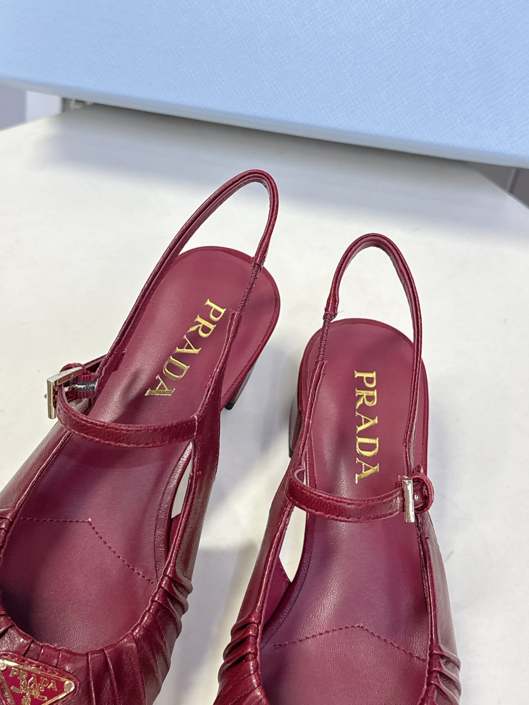 PRADA普拉达最新款三角标时装玛丽珍鞋 后空鞋 超多明星网红种草 顶级品质，版型超正，复古时尚经典单品