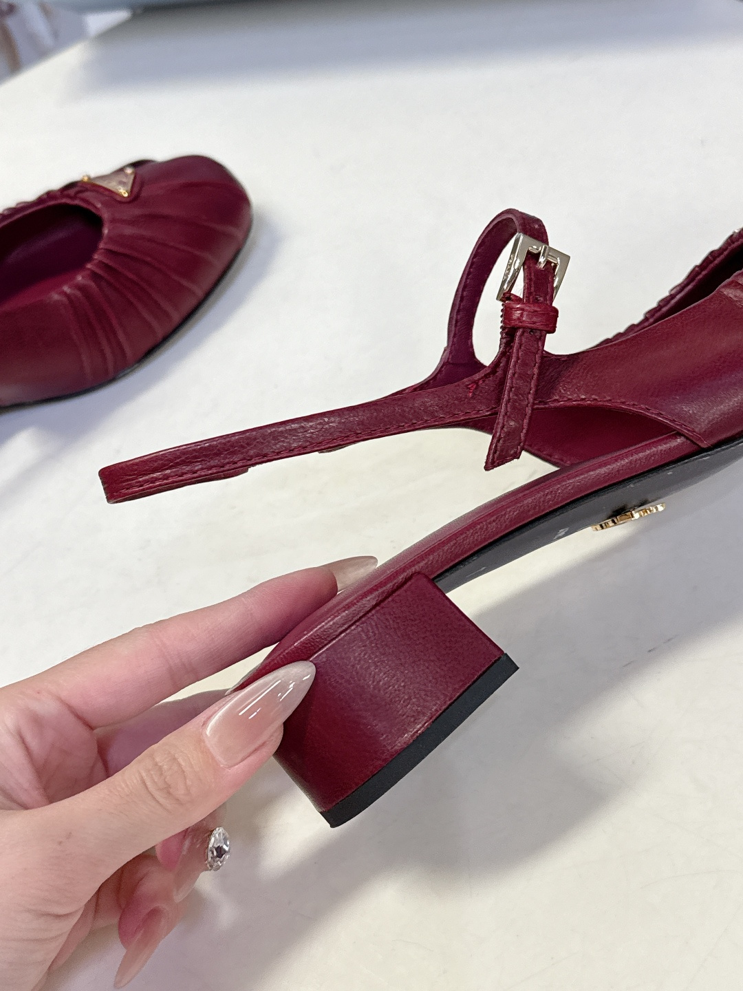 PRADA普拉达最新款三角标时装玛丽珍鞋 后空鞋 超多明星网红种草 顶级品质，版型超正，复古时尚经典单品