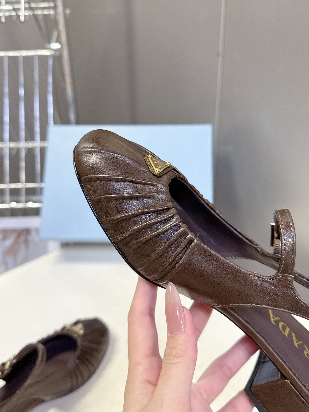 PRADA普拉达最新款三角标时装玛丽珍鞋 后空鞋 超多明星网红种草 顶级品质，版型超正，复古时尚经典单品