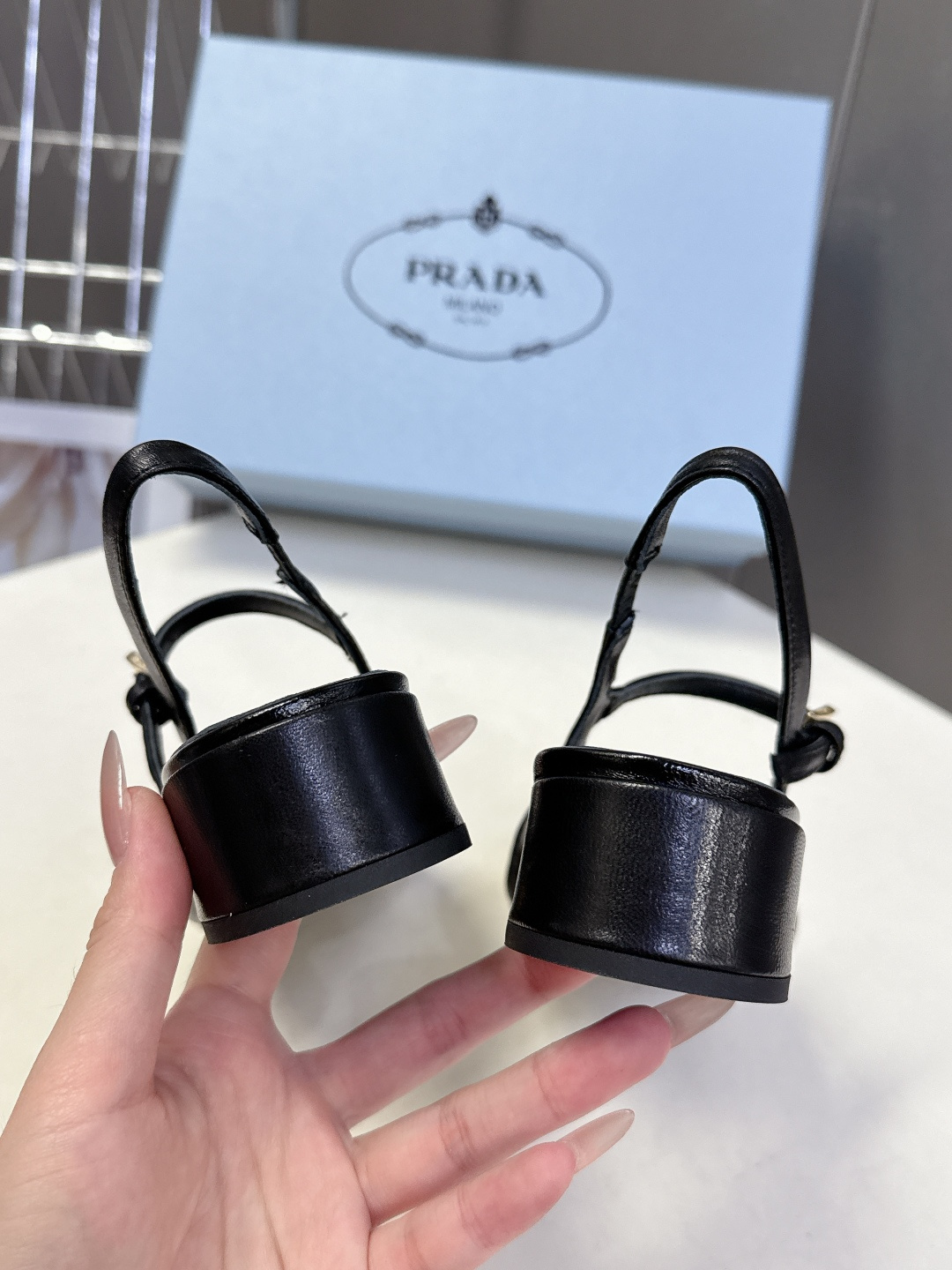 PRADA普拉达最新款三角标时装玛丽珍鞋 后空鞋 超多明星网红种草 顶级品质，版型超正，复古时尚经典单品