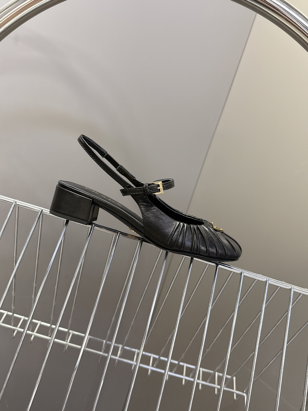 PRADA普拉达最新款三角标时装玛丽珍鞋 后空鞋 超多明星网红种草 顶级品质，版型超正，复古时尚经典单品