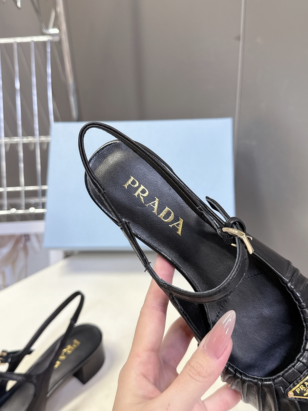 PRADA普拉达最新款三角标时装玛丽珍鞋 后空鞋 超多明星网红种草 顶级品质，版型超正，复古时尚经典单品