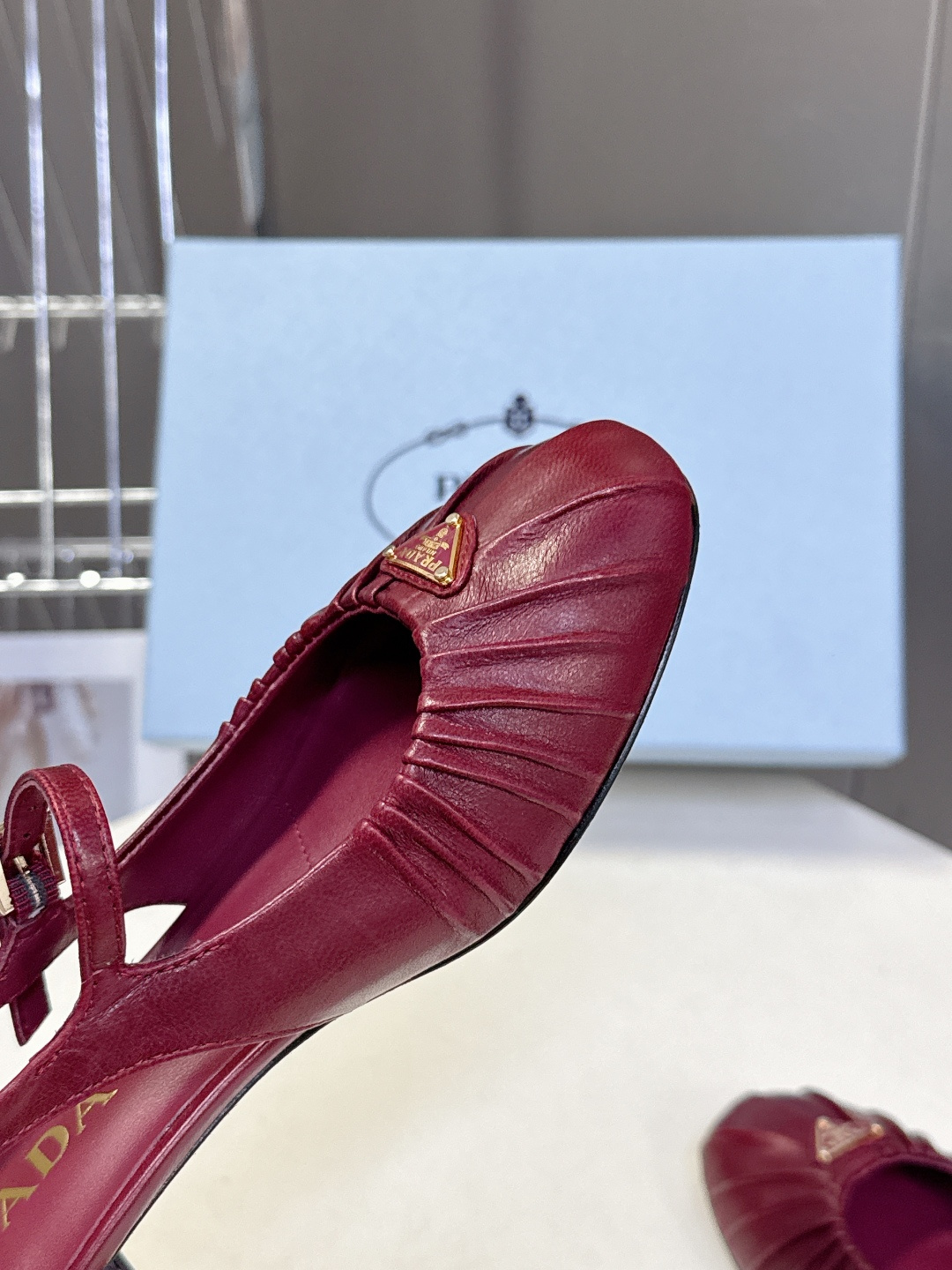 PRADA普拉达最新款三角标时装玛丽珍鞋 后空鞋 超多明星网红种草 顶级品质，版型超正，复古时尚经典单品