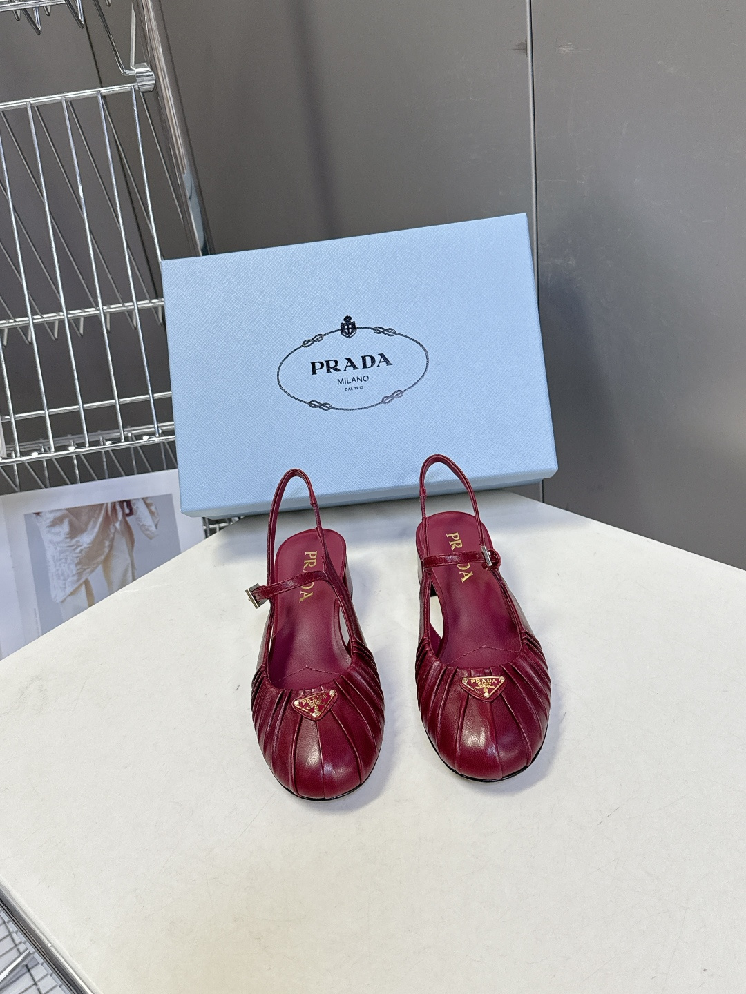 PRADA普拉达最新款三角标时装玛丽珍鞋 后空鞋 超多明星网红种草 顶级品质，版型超正，复古时尚经典单品