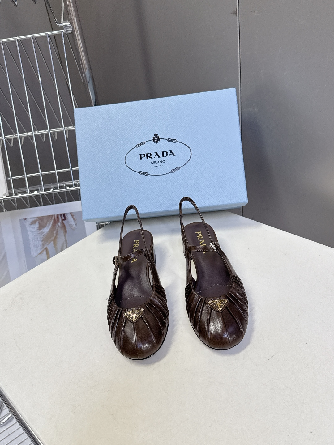 PRADA普拉达最新款三角标时装玛丽珍鞋 后空鞋 超多明星网红种草 顶级品质，版型超正，复古时尚经典单品