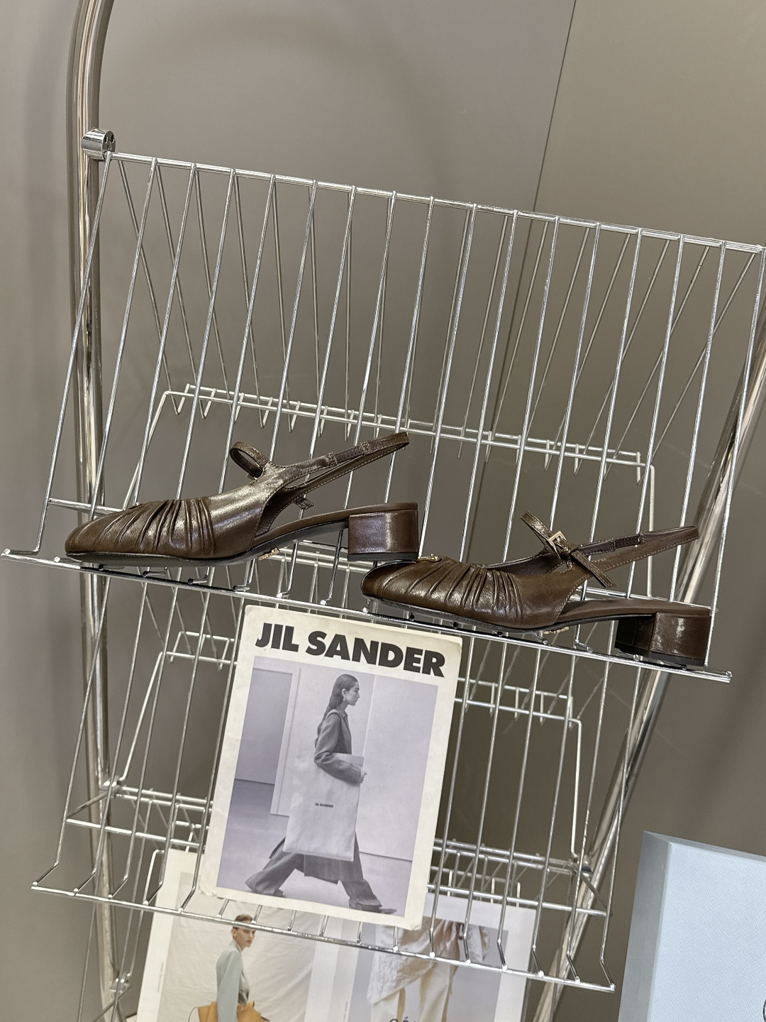 PRADA普拉达最新款三角标时装玛丽珍鞋 后空鞋 超多明星网红种草 顶级品质，版型超正，复古时尚经典单品