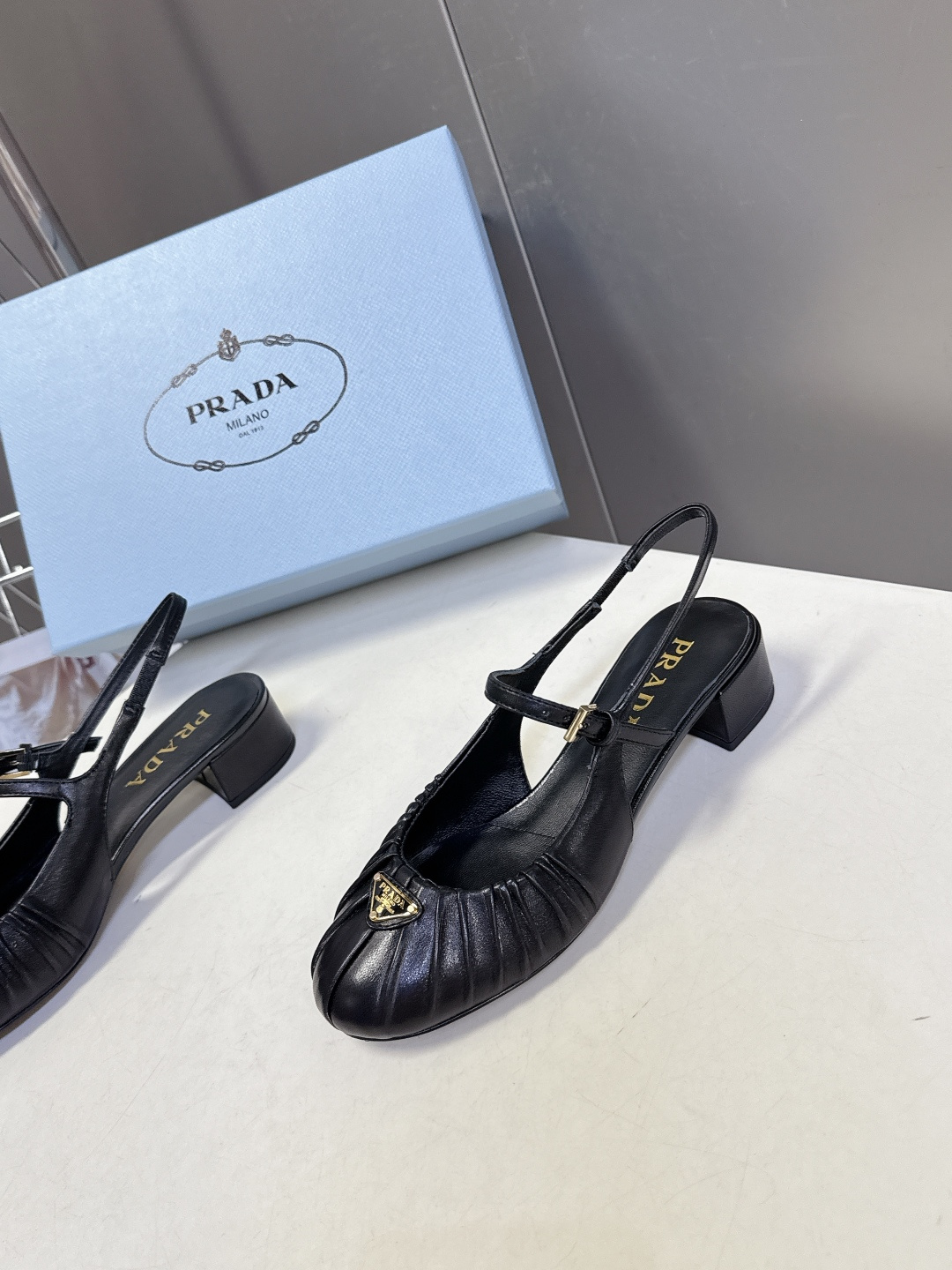 PRADA普拉达最新款三角标时装玛丽珍鞋 后空鞋 超多明星网红种草 顶级品质，版型超正，复古时尚经典单品