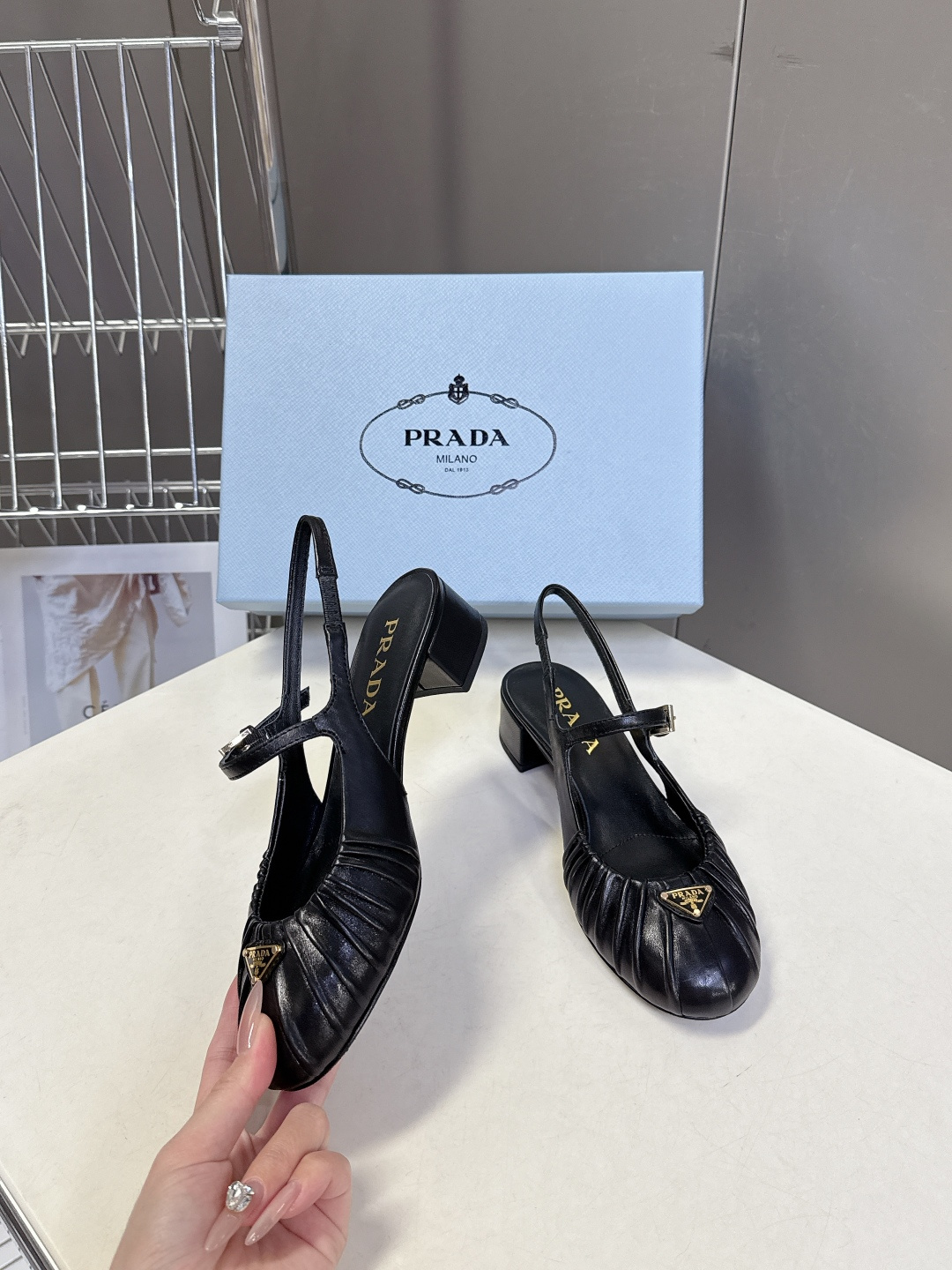 PRADA普拉达最新款三角标时装玛丽珍鞋 后空鞋 超多明星网红种草 顶级品质，版型超正，复古时尚经典单品
