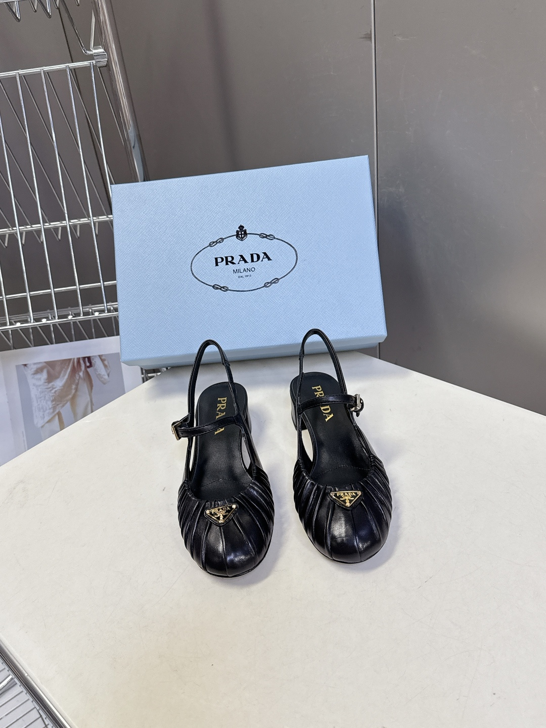 PRADA普拉达最新款三角标时装玛丽珍鞋 后空鞋 超多明星网红种草 顶级品质，版型超正，复古时尚经典单品