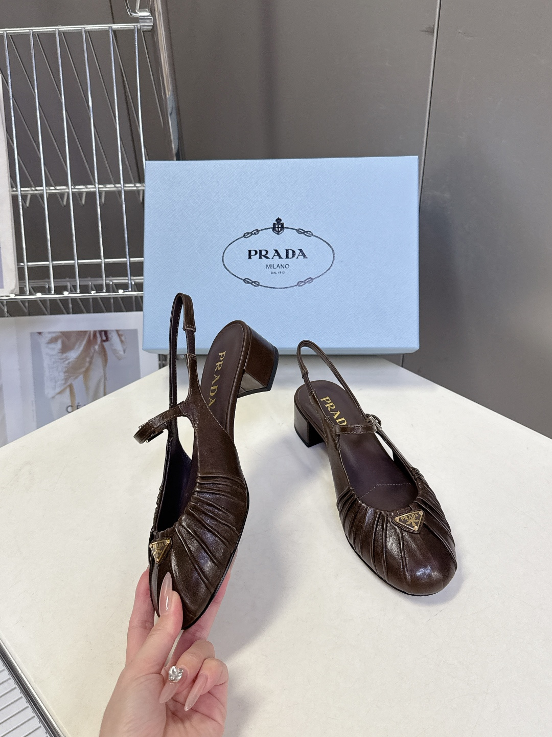 PRADA普拉达最新款三角标时装玛丽珍鞋 后空鞋 超多明星网红种草 顶级品质，版型超正，复古时尚经典单品
