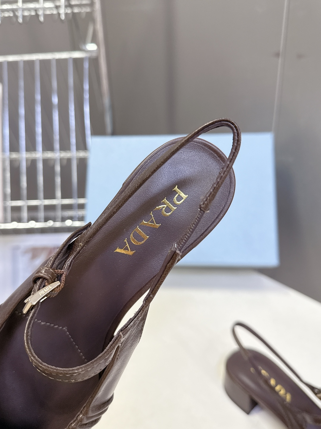 PRADA普拉达最新款三角标时装玛丽珍鞋 后空鞋 超多明星网红种草 顶级品质，版型超正，复古时尚经典单品