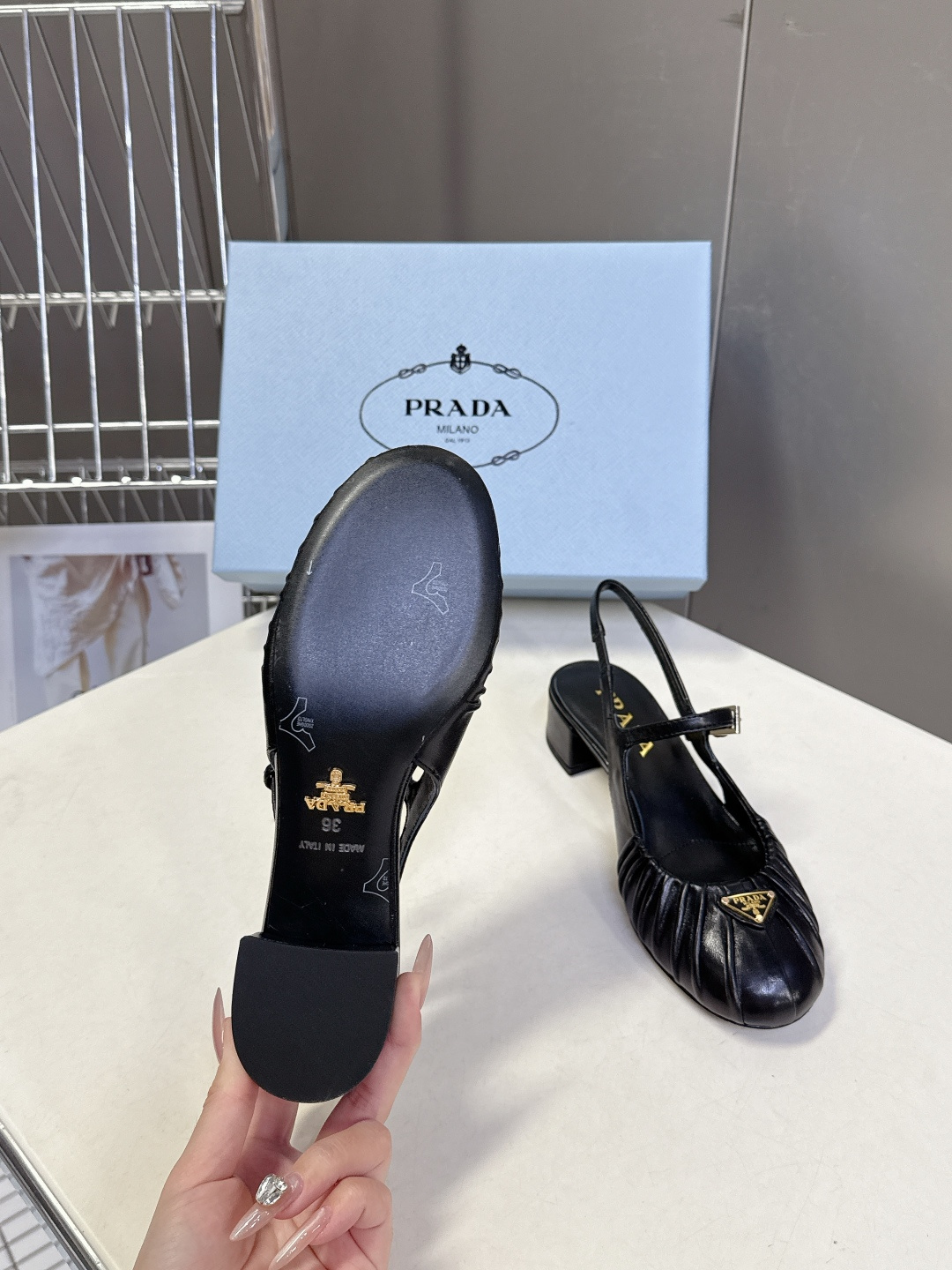 PRADA普拉达最新款三角标时装玛丽珍鞋 后空鞋 超多明星网红种草 顶级品质，版型超正，复古时尚经典单品
