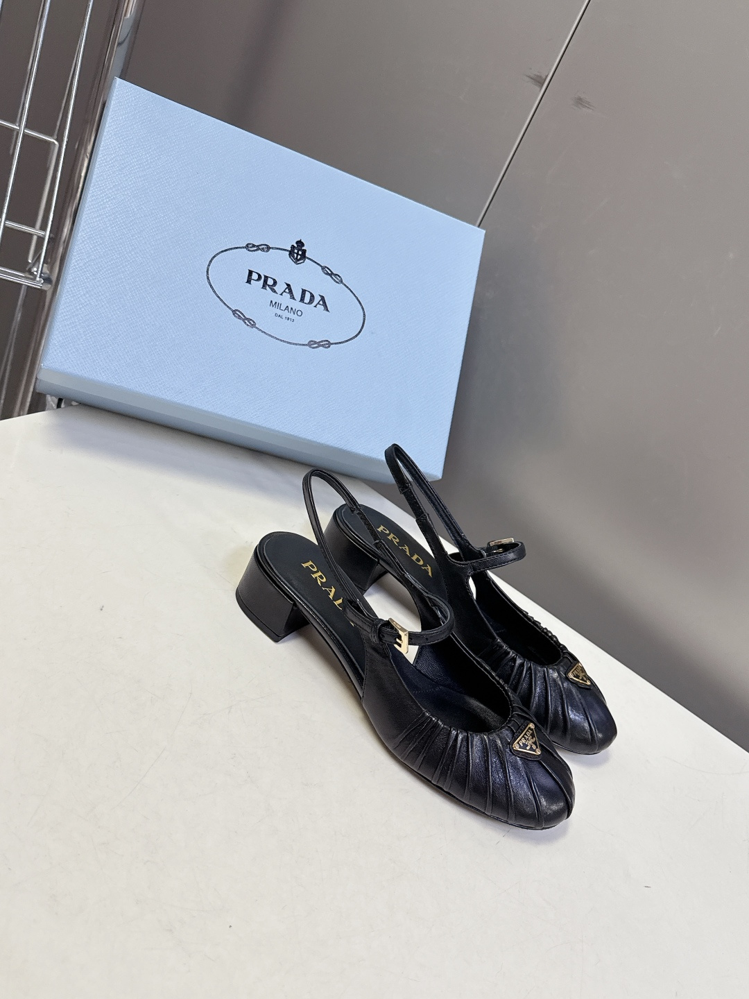 PRADA普拉达最新款三角标时装玛丽珍鞋 后空鞋 超多明星网红种草 顶级品质，版型超正，复古时尚经典单品