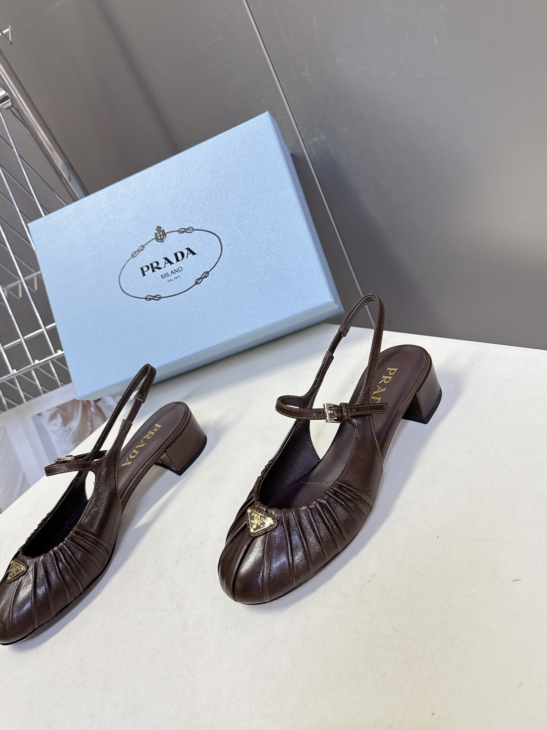 PRADA普拉达最新款三角标时装玛丽珍鞋 后空鞋 超多明星网红种草 顶级品质，版型超正，复古时尚经典单品