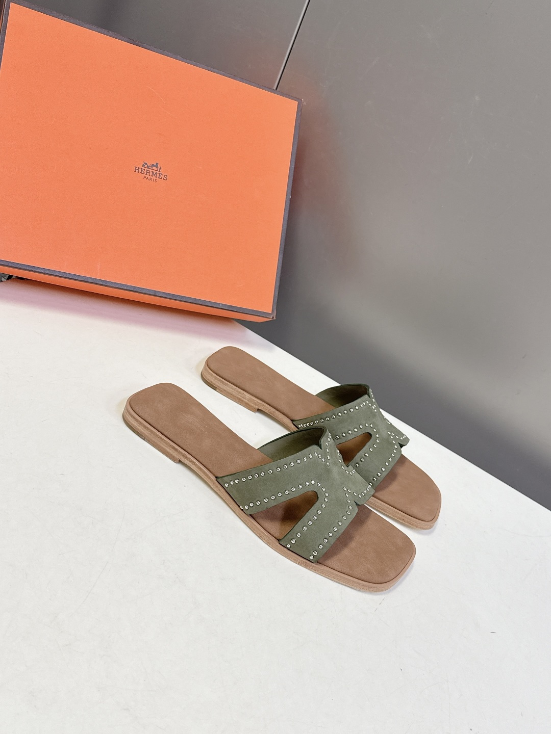 Hermes爱马仕2026春夏最新款H拖鞋 柜柜超难配货 经典的方头版型 搭配极具辨识度H形状鞋面 上脚
