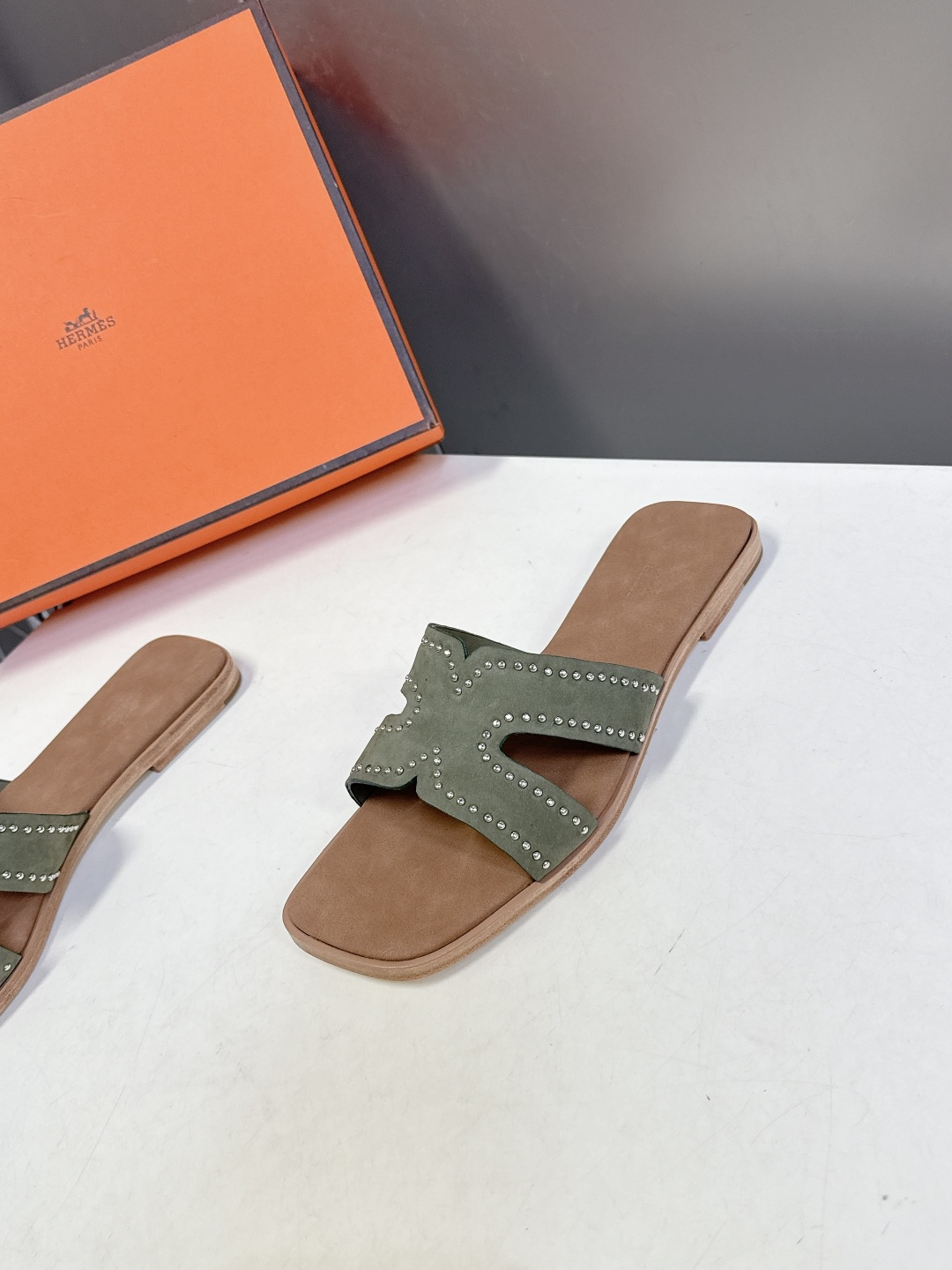 Hermes爱马仕2026春夏最新款H拖鞋 柜柜超难配货 经典的方头版型 搭配极具辨识度H形状鞋面 上脚