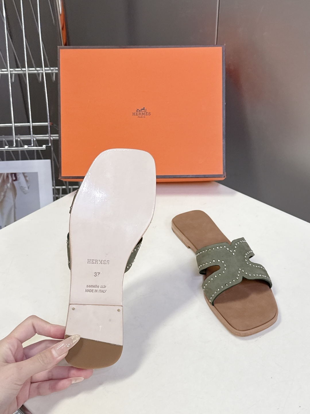 Hermes爱马仕2026春夏最新款H拖鞋 柜柜超难配货 经典的方头版型 搭配极具辨识度H形状鞋面 上脚