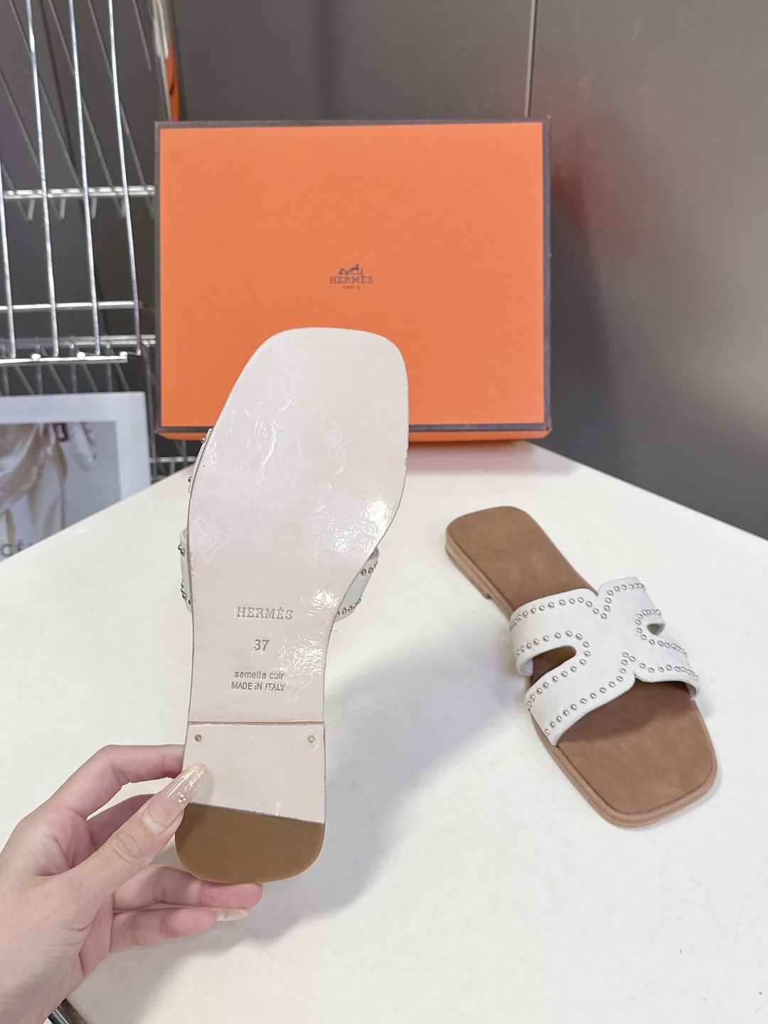 Hermes爱马仕2026春夏最新款H拖鞋 柜柜超难配货 经典的方头版型 搭配极具辨识度H形状鞋面 上脚