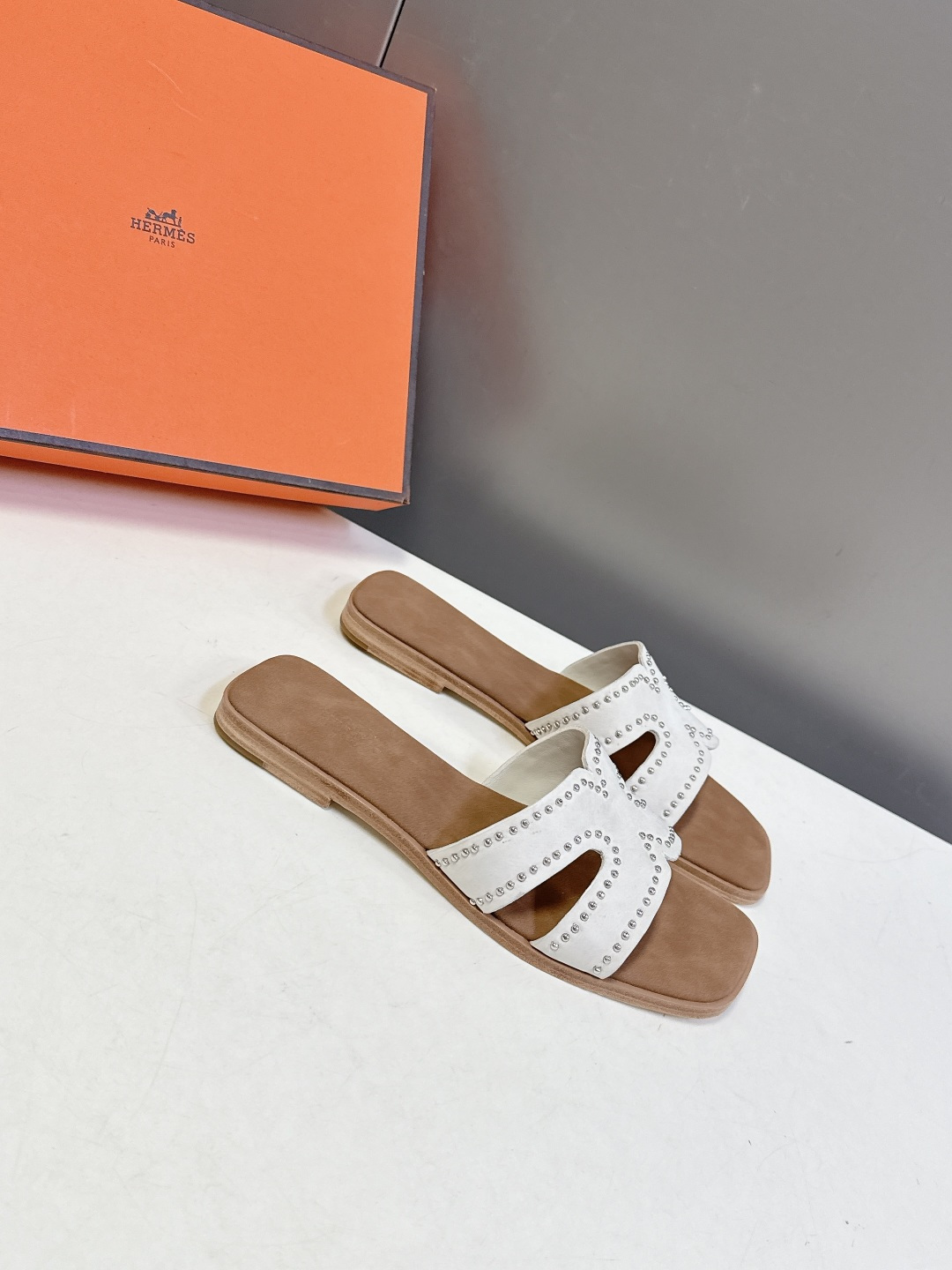 Hermes爱马仕2026春夏最新款H拖鞋 柜柜超难配货 经典的方头版型 搭配极具辨识度H形状鞋面 上脚