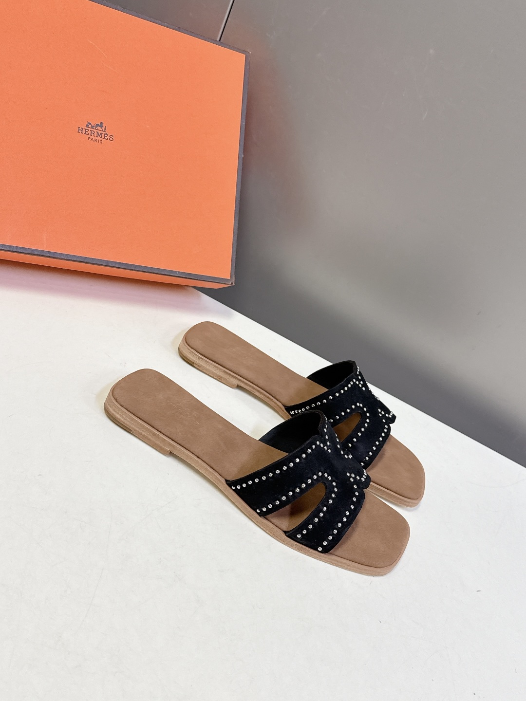 Hermes爱马仕2026春夏最新款H拖鞋 柜柜超难配货 经典的方头版型 搭配极具辨识度H形状鞋面 上脚