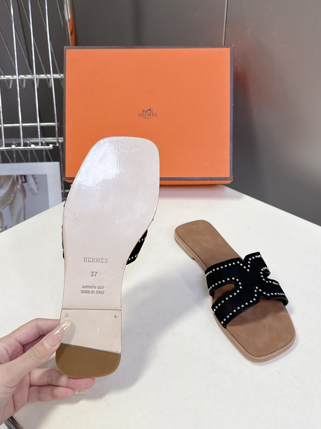 Hermes爱马仕2026春夏最新款H拖鞋 柜柜超难配货 经典的方头版型 搭配极具辨识度H形状鞋面 上脚