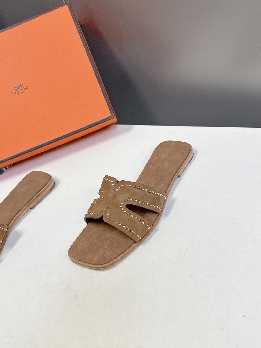 Hermes爱马仕2026春夏最新款H拖鞋 柜柜超难配货 经典的方头版型 搭配极具辨识度H形状鞋面 上脚