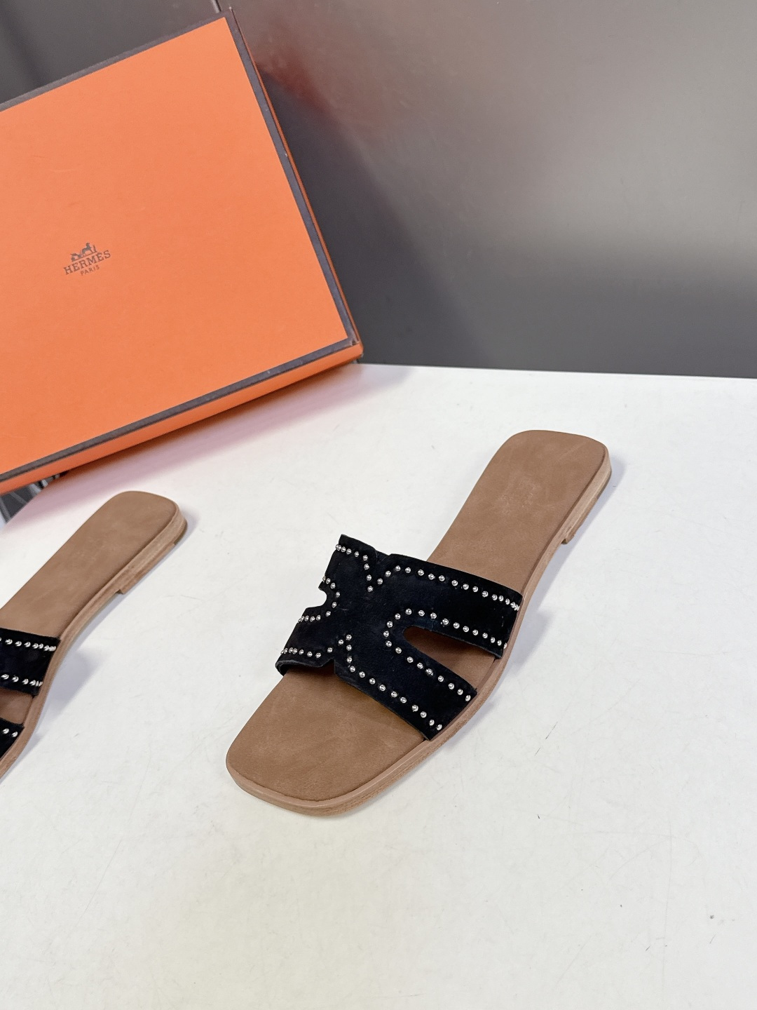 Hermes爱马仕2026春夏最新款H拖鞋 柜柜超难配货 经典的方头版型 搭配极具辨识度H形状鞋面 上脚