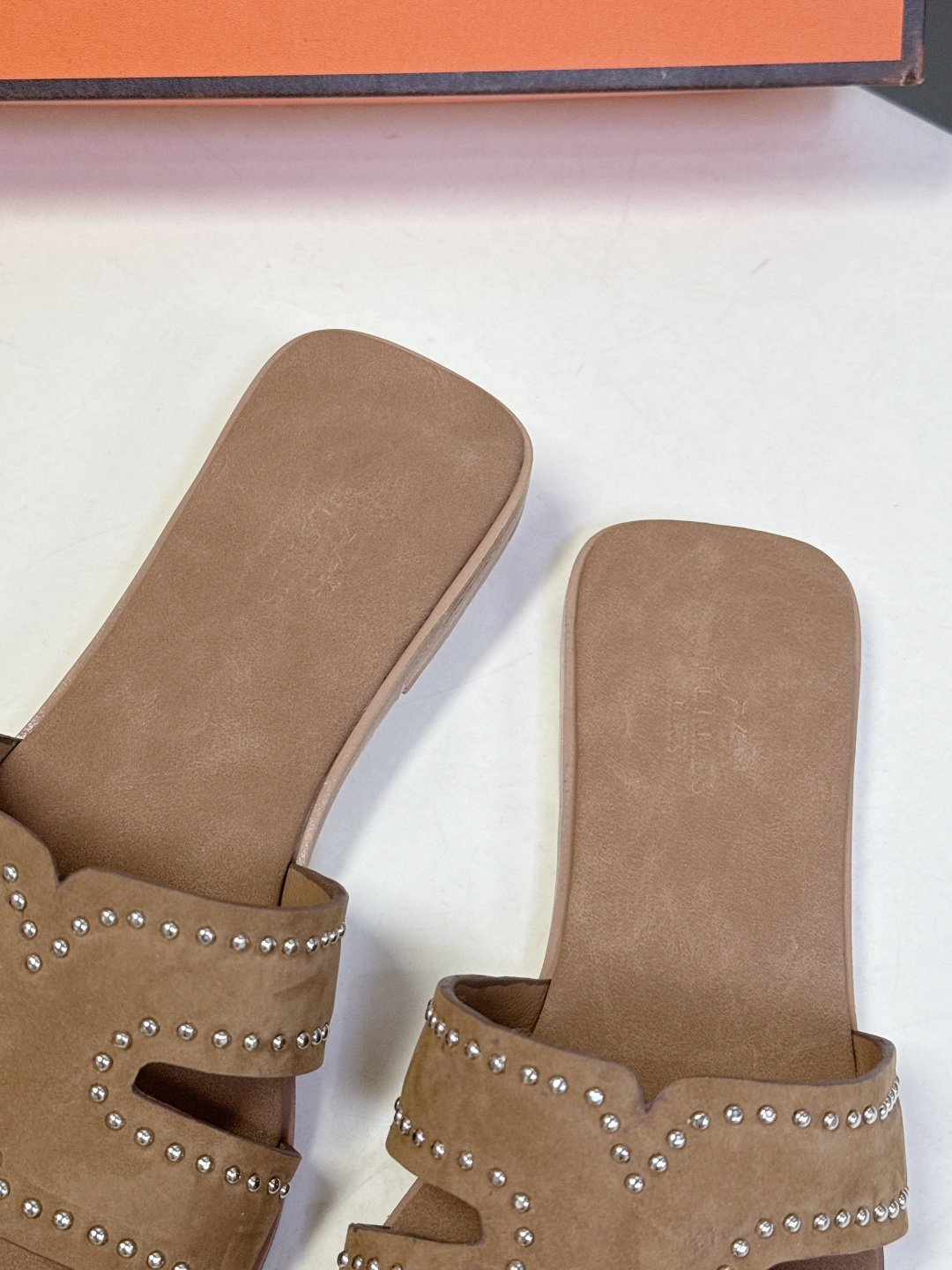 Hermes爱马仕2026春夏最新款H拖鞋 柜柜超难配货 经典的方头版型 搭配极具辨识度H形状鞋面 上脚