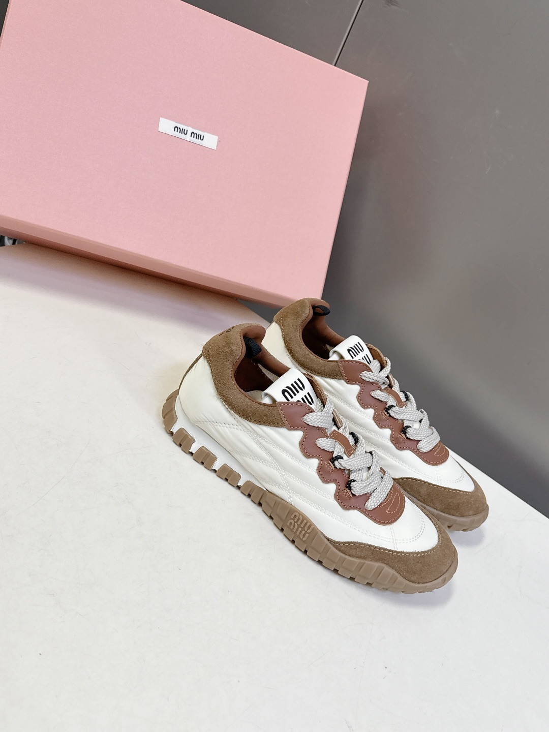 MiuMiu缪缪春夏秀款 饼干鞋 阿甘鞋休闲运动鞋专柜RMB9000购入开发 miumiu最新爆款 前卫