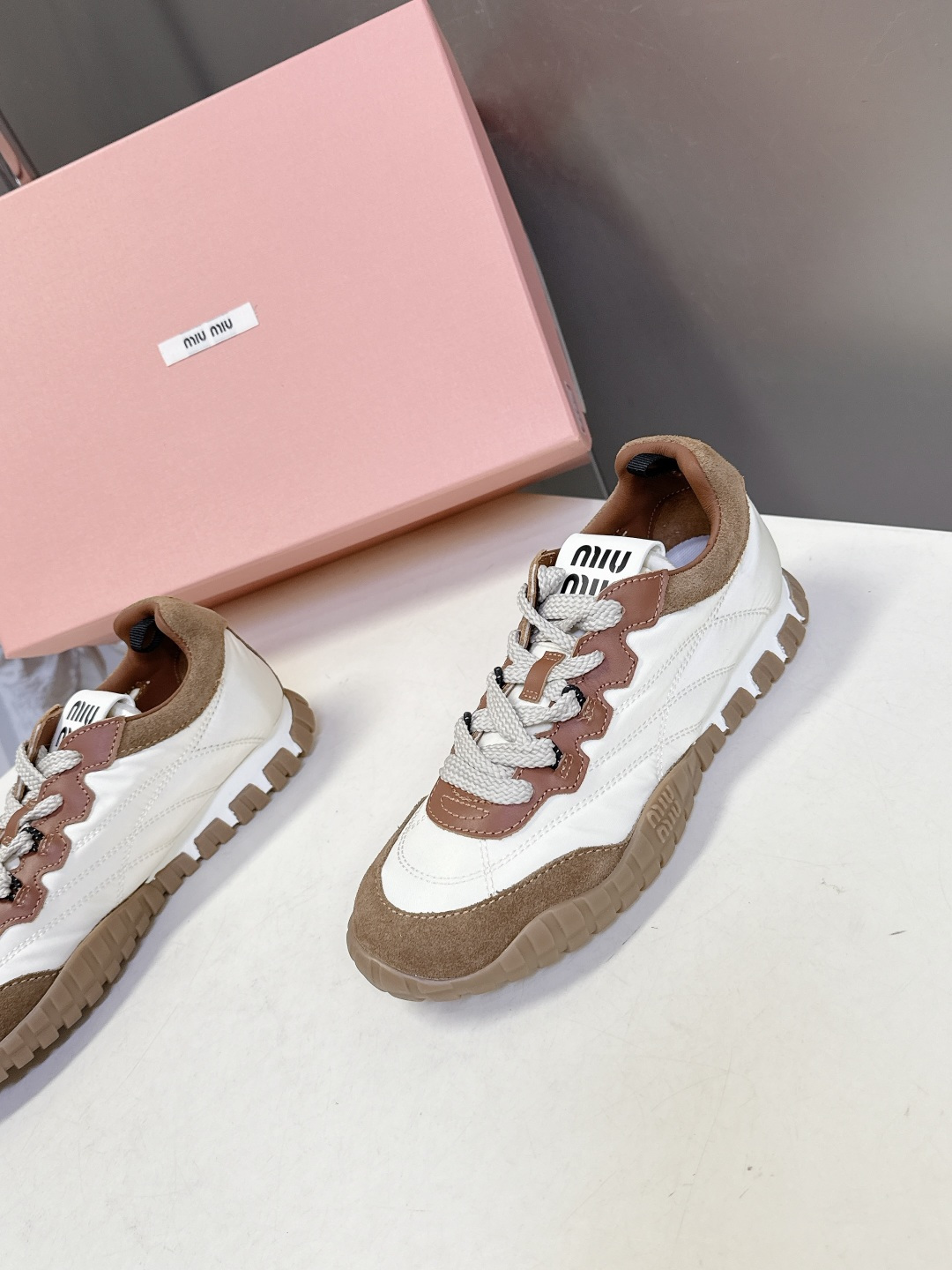 MiuMiu缪缪春夏秀款 饼干鞋 阿甘鞋休闲运动鞋专柜RMB9000购入开发 miumiu最新爆款 前卫