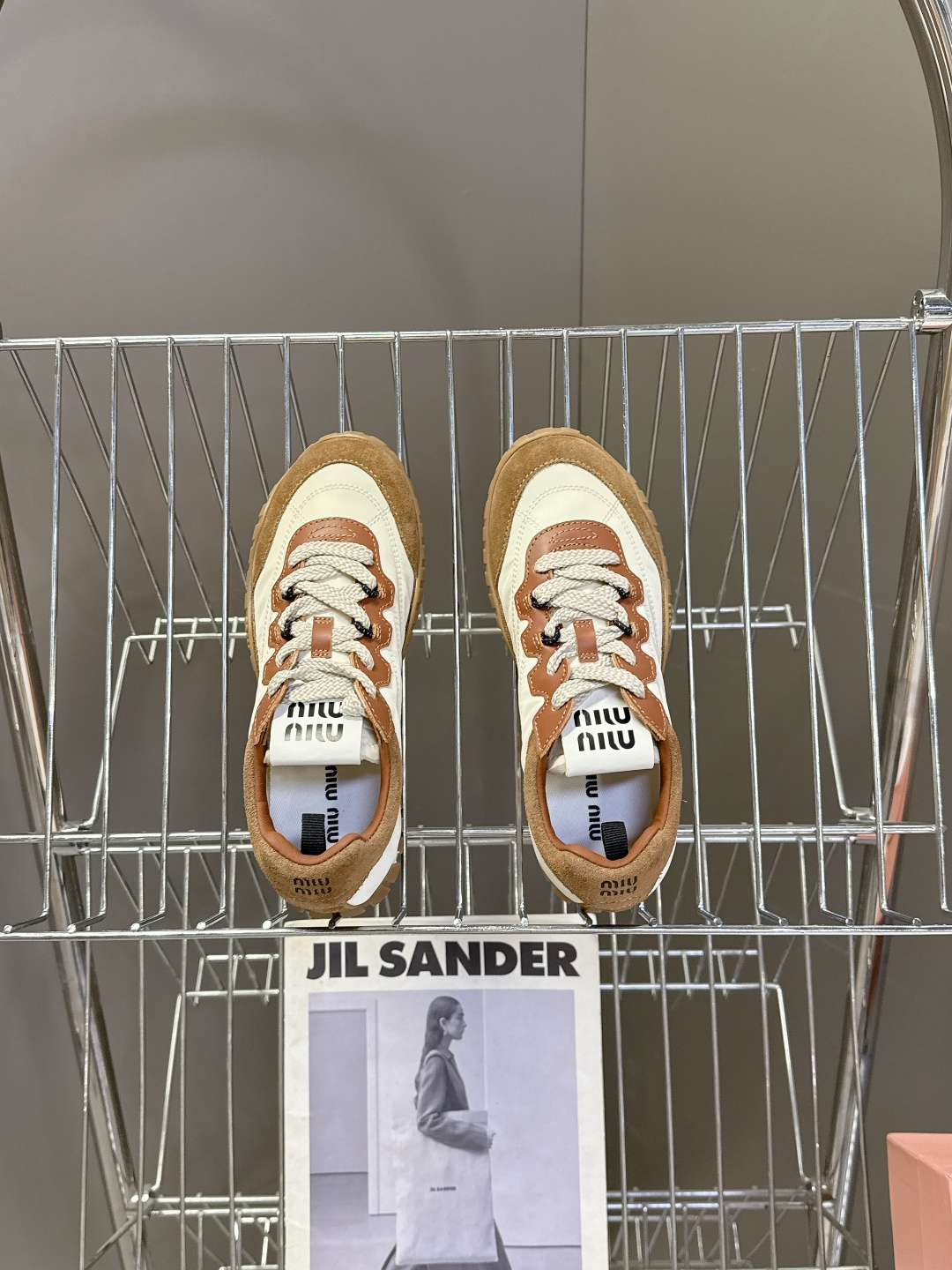 MiuMiu缪缪春夏秀款 饼干鞋 阿甘鞋休闲运动鞋专柜RMB9000购入开发 miumiu最新爆款 前卫