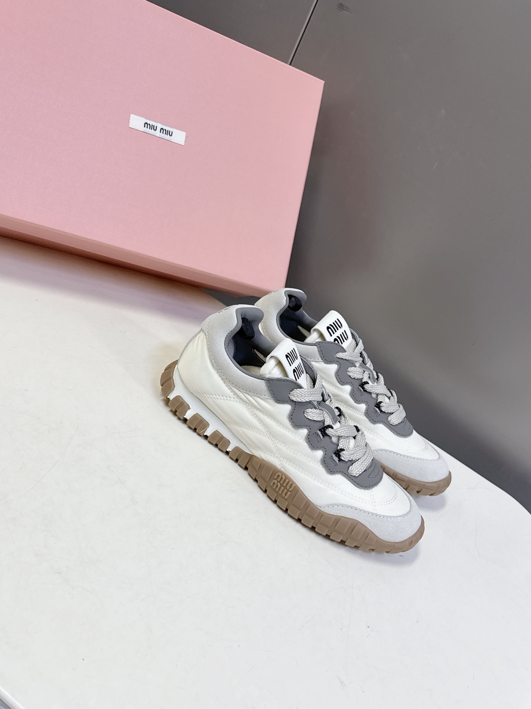 MiuMiu缪缪春夏秀款 饼干鞋 阿甘鞋休闲运动鞋专柜RMB9000购入开发 miumiu最新爆款 前卫
