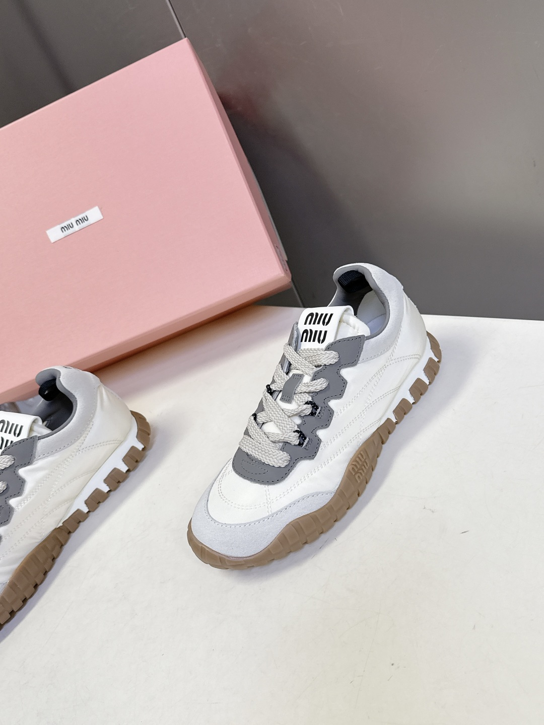 MiuMiu缪缪春夏秀款 饼干鞋 阿甘鞋休闲运动鞋专柜RMB9000购入开发 miumiu最新爆款 前卫