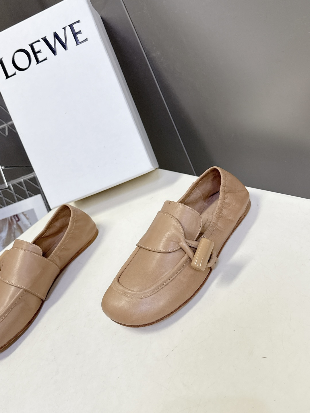 LOEWE罗意威2026春夏最新款平底复古乐福鞋一脚蹬懒人鞋很多明星私服穿搭 简单的设计既复古又简约 皮