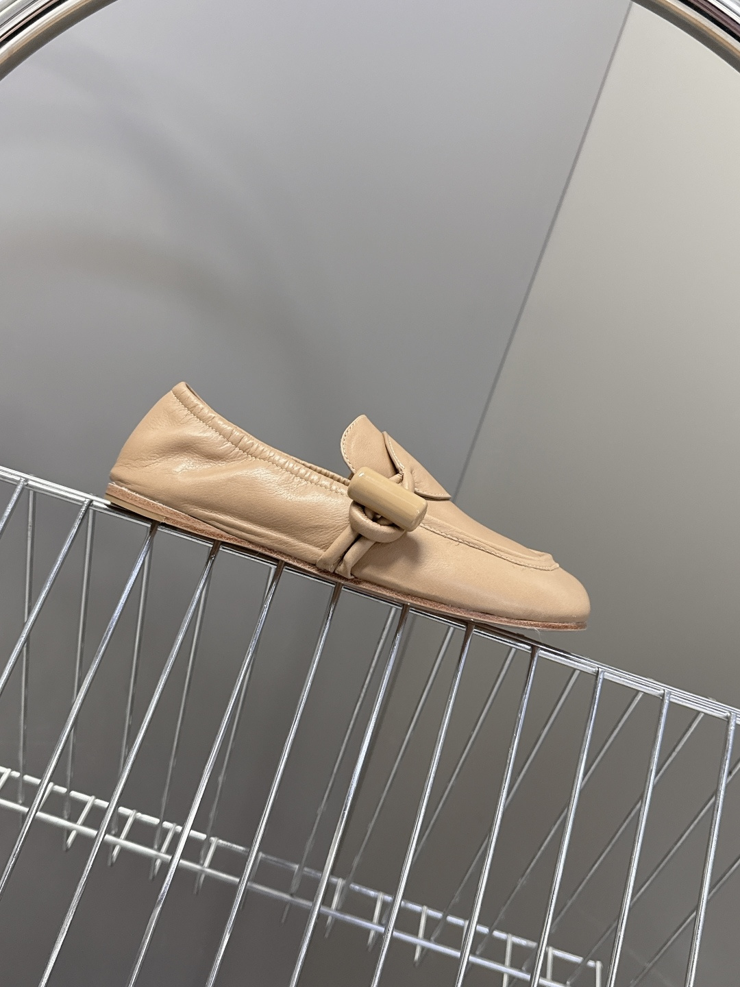 LOEWE罗意威2026春夏最新款平底复古乐福鞋一脚蹬懒人鞋很多明星私服穿搭 简单的设计既复古又简约 皮