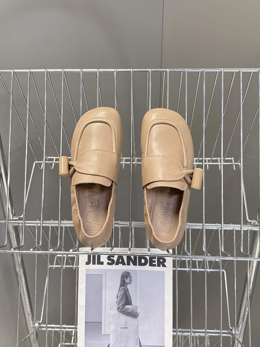 LOEWE罗意威2026春夏最新款平底复古乐福鞋一脚蹬懒人鞋很多明星私服穿搭 简单的设计既复古又简约 皮