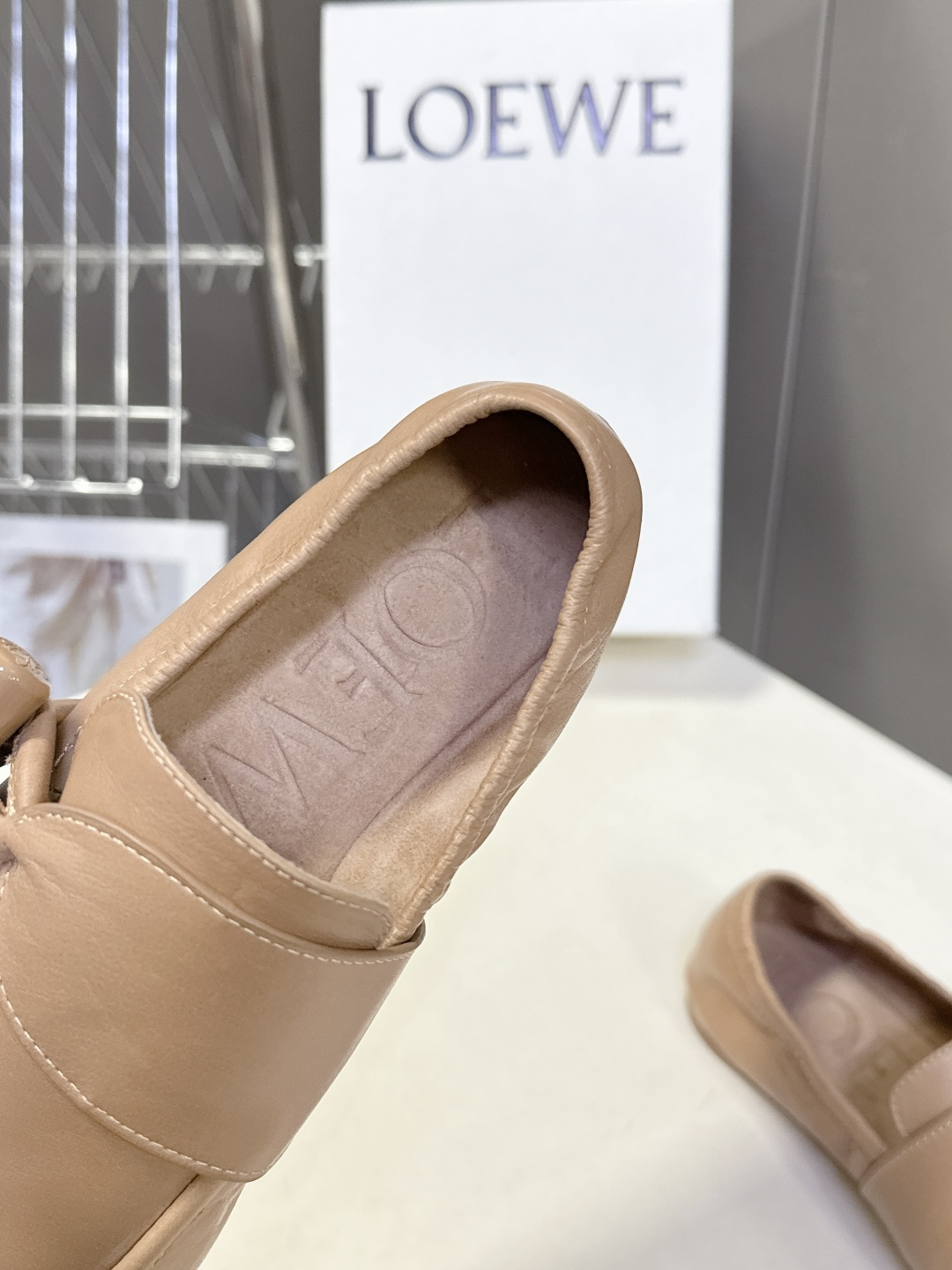 LOEWE罗意威2026春夏最新款平底复古乐福鞋一脚蹬懒人鞋很多明星私服穿搭 简单的设计既复古又简约 皮